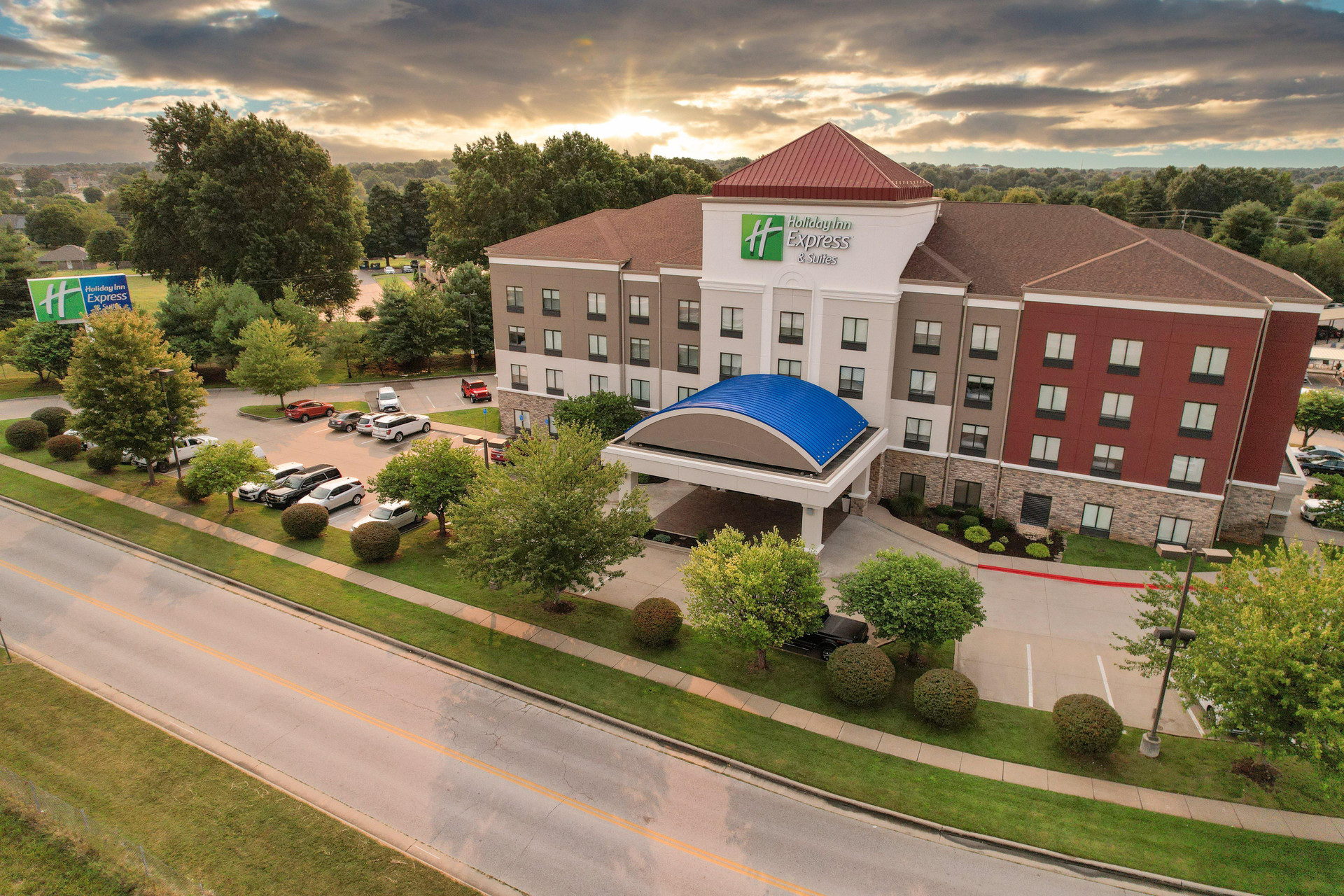 Vista Exterior Holiday Inn Express and Suites Springfield Medical District by IHG