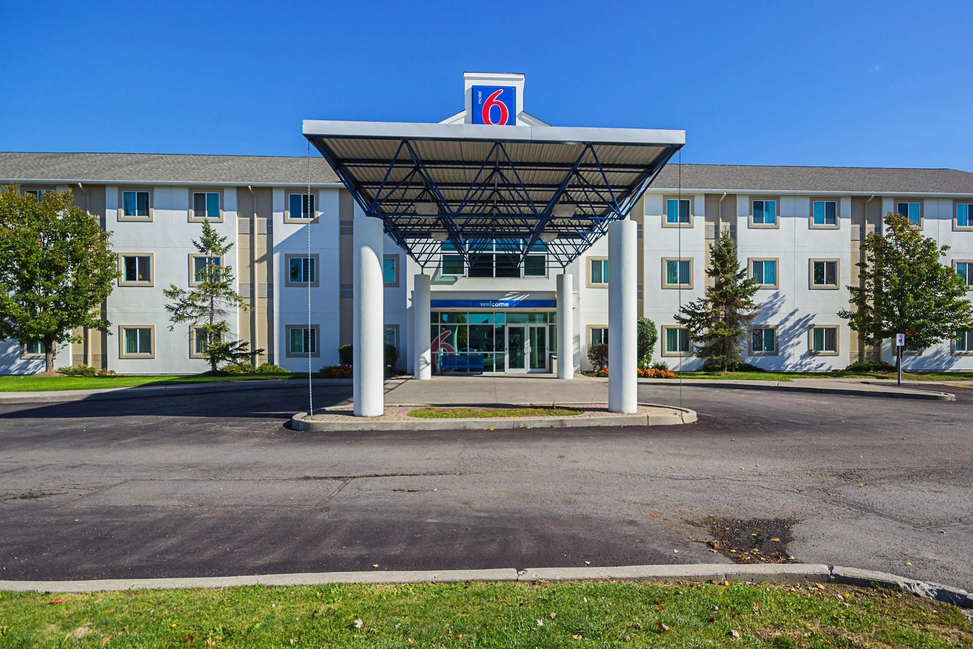 Varios Motel 6 Whitby, ON - Toronto East