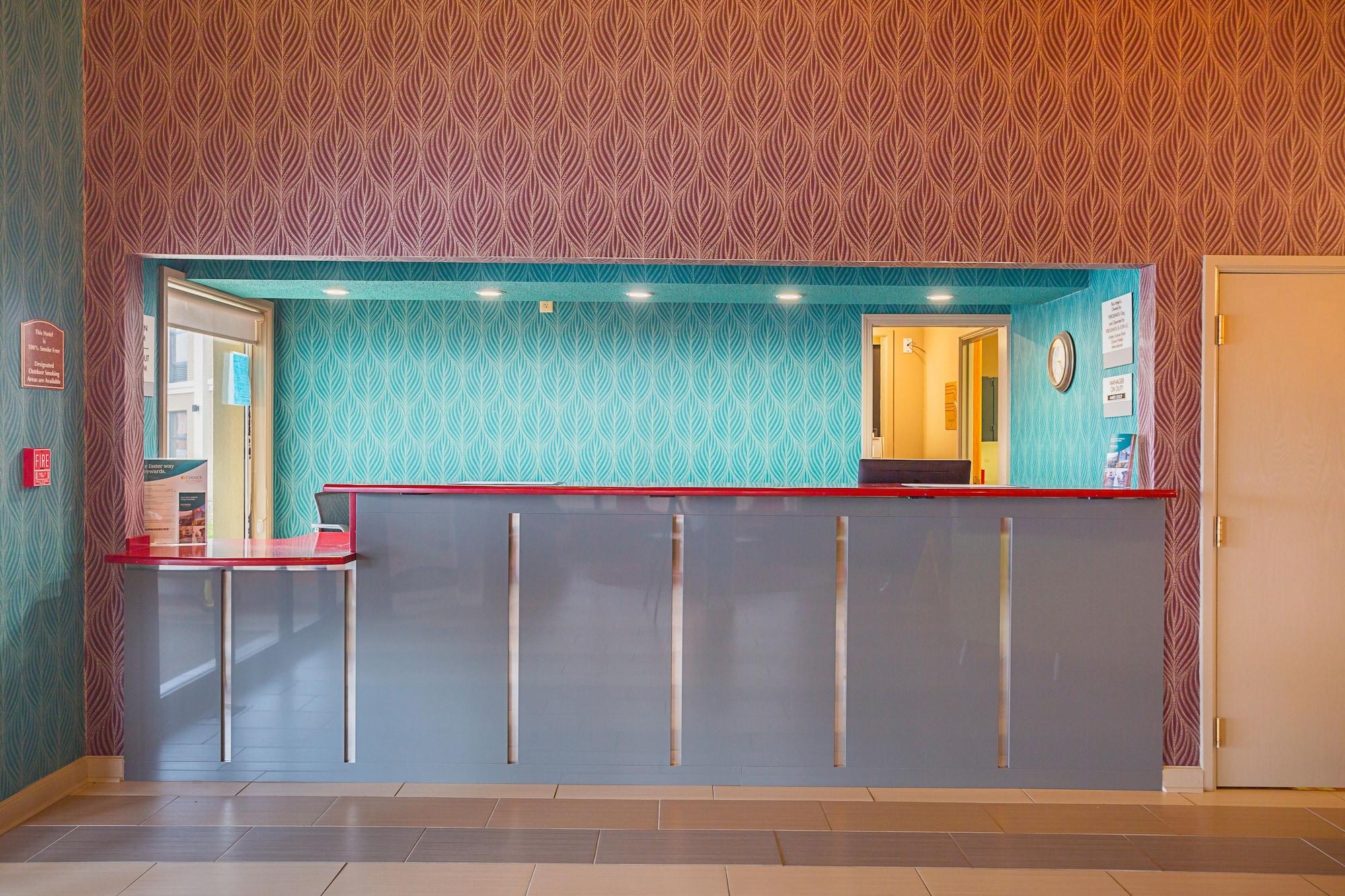 Vista Lobby Clarion Inn & Suites Evansville Eastland Area