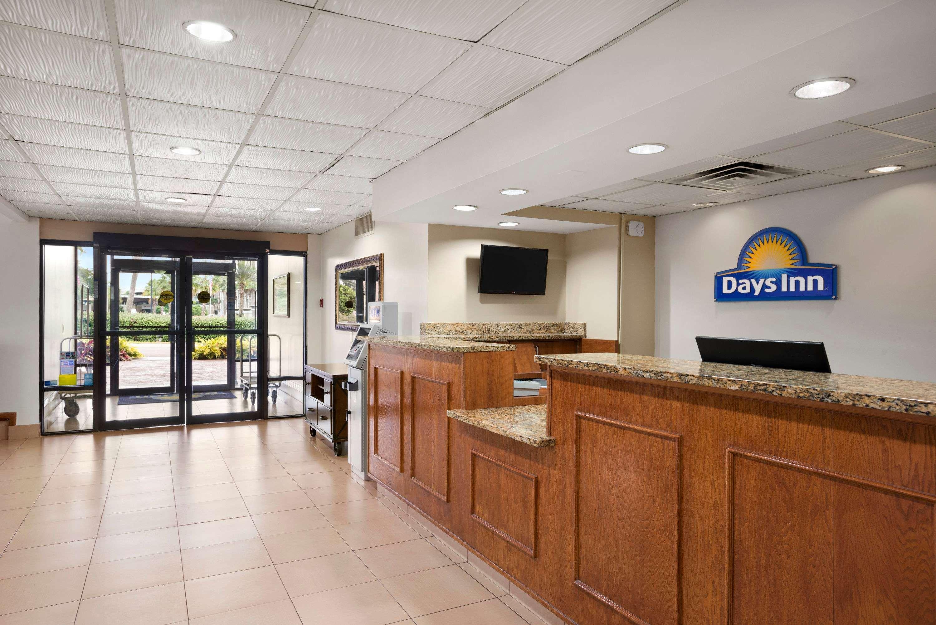 Vista Lobby Days Inn by Wyndham Jacksonville Airport