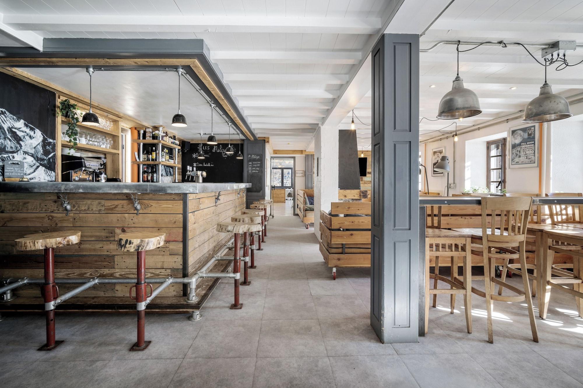 Bar/Salón Chalet Auberge Les Mélèzes