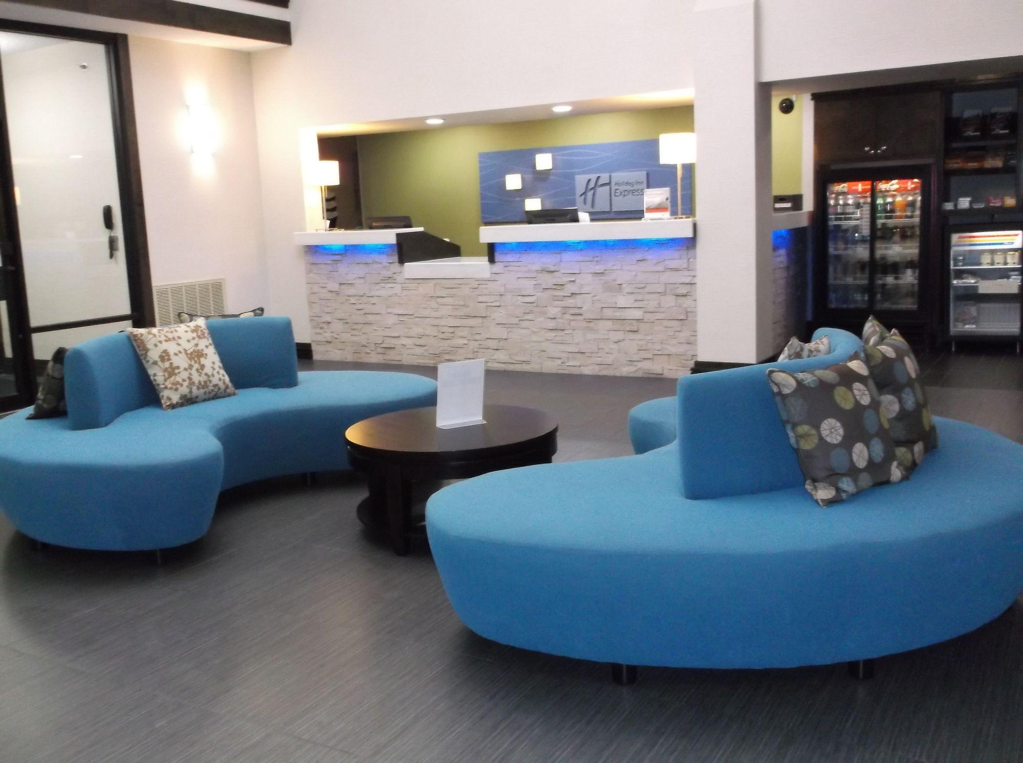 Vista Lobby Holiday Inn Express Hotel & Suites Bentonville by IHG