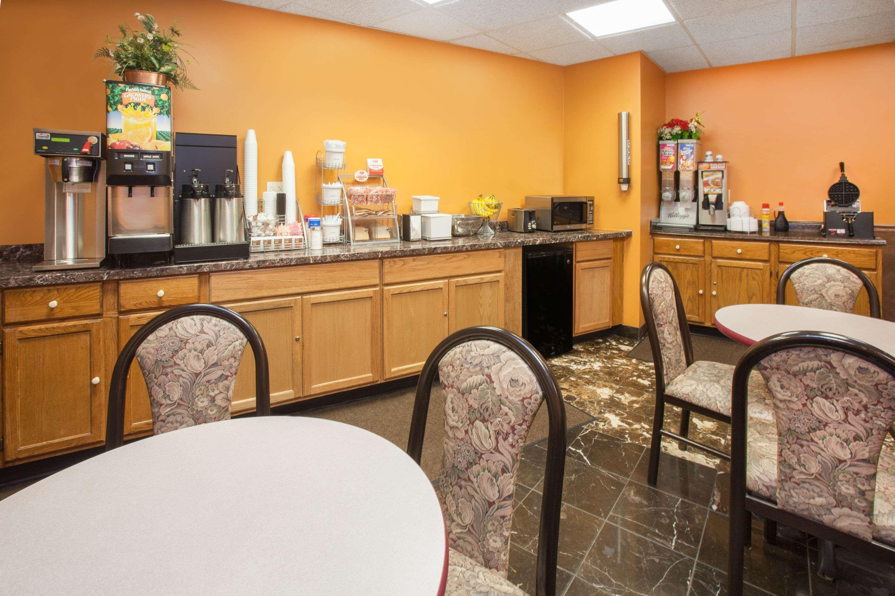 Restaurant Super 8 by Wyndham Chicago IL