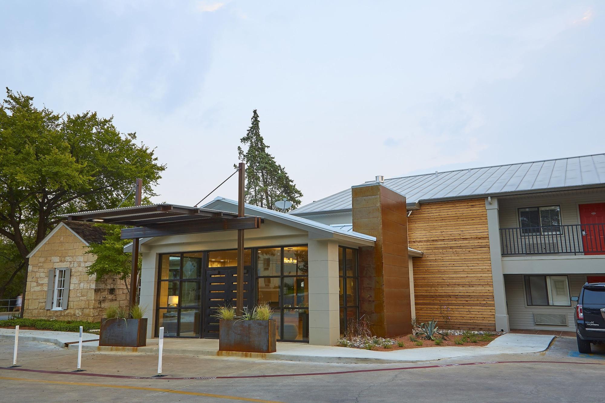 Vista Exterior Fredericksburg Inn & Suites