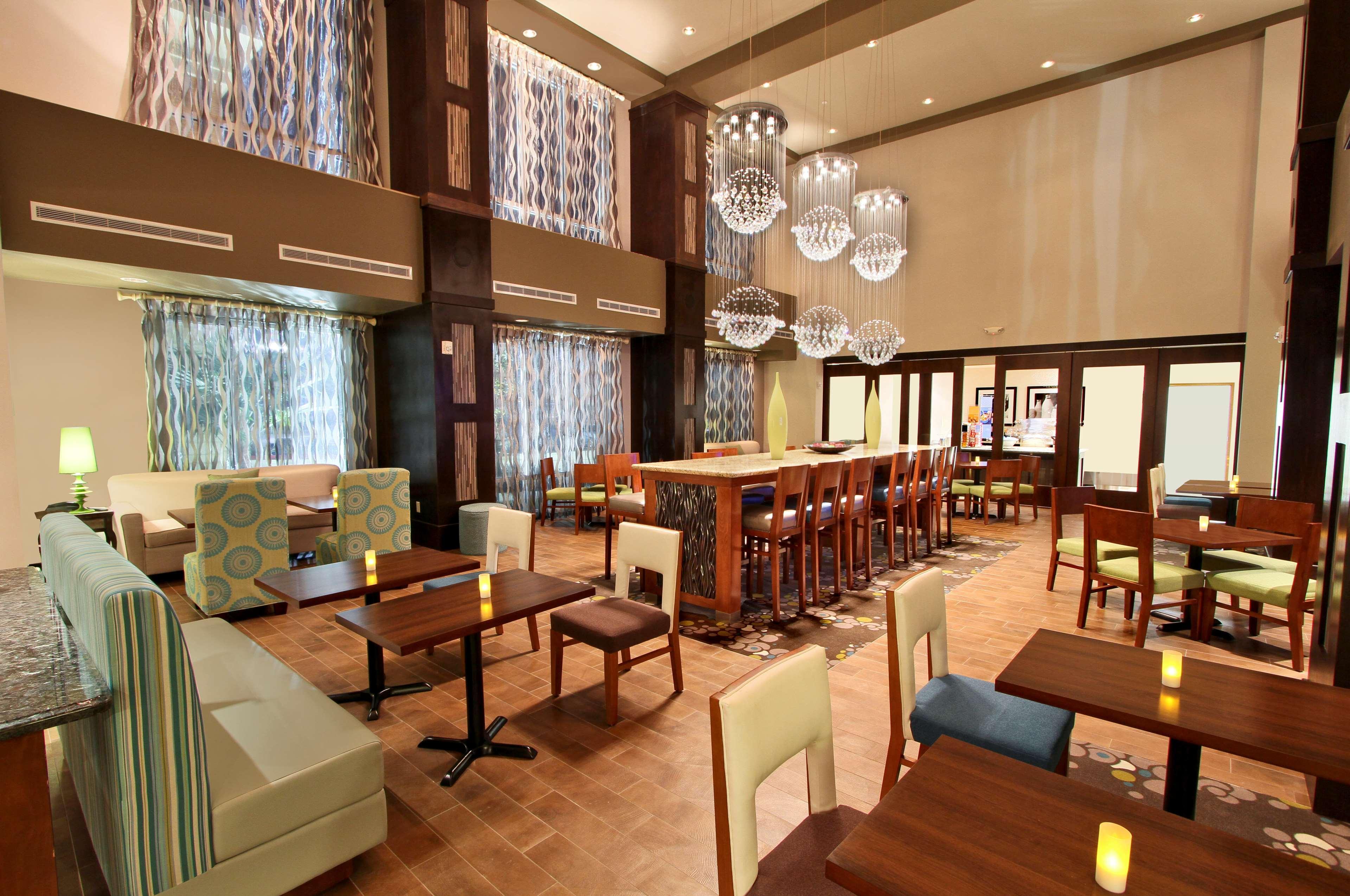 Vista Lobby Hampton Inn & Suites Winnie