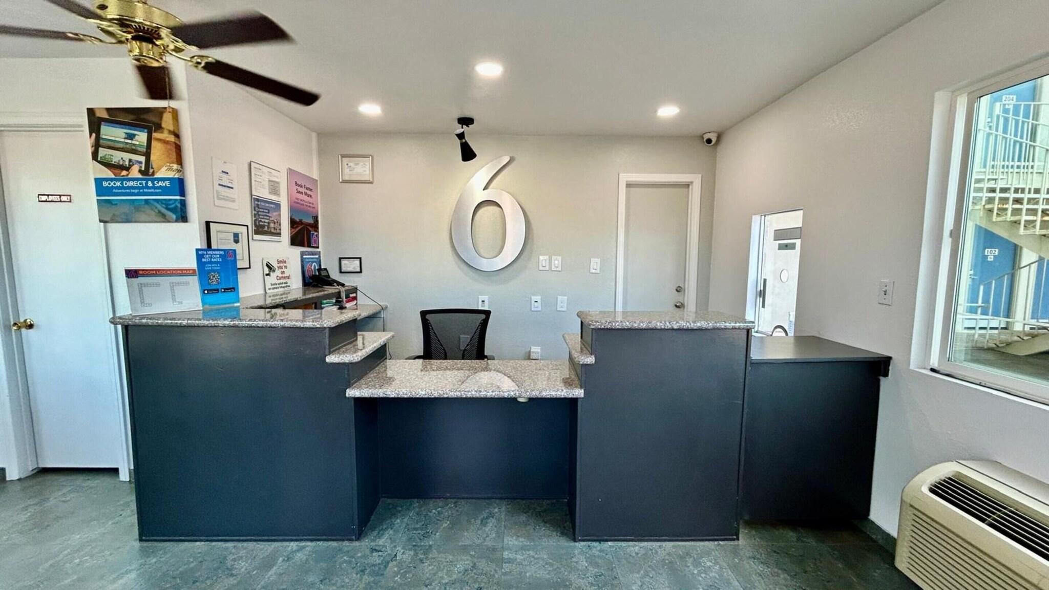 Vista Lobby Motel 6 Blythe, CA - South