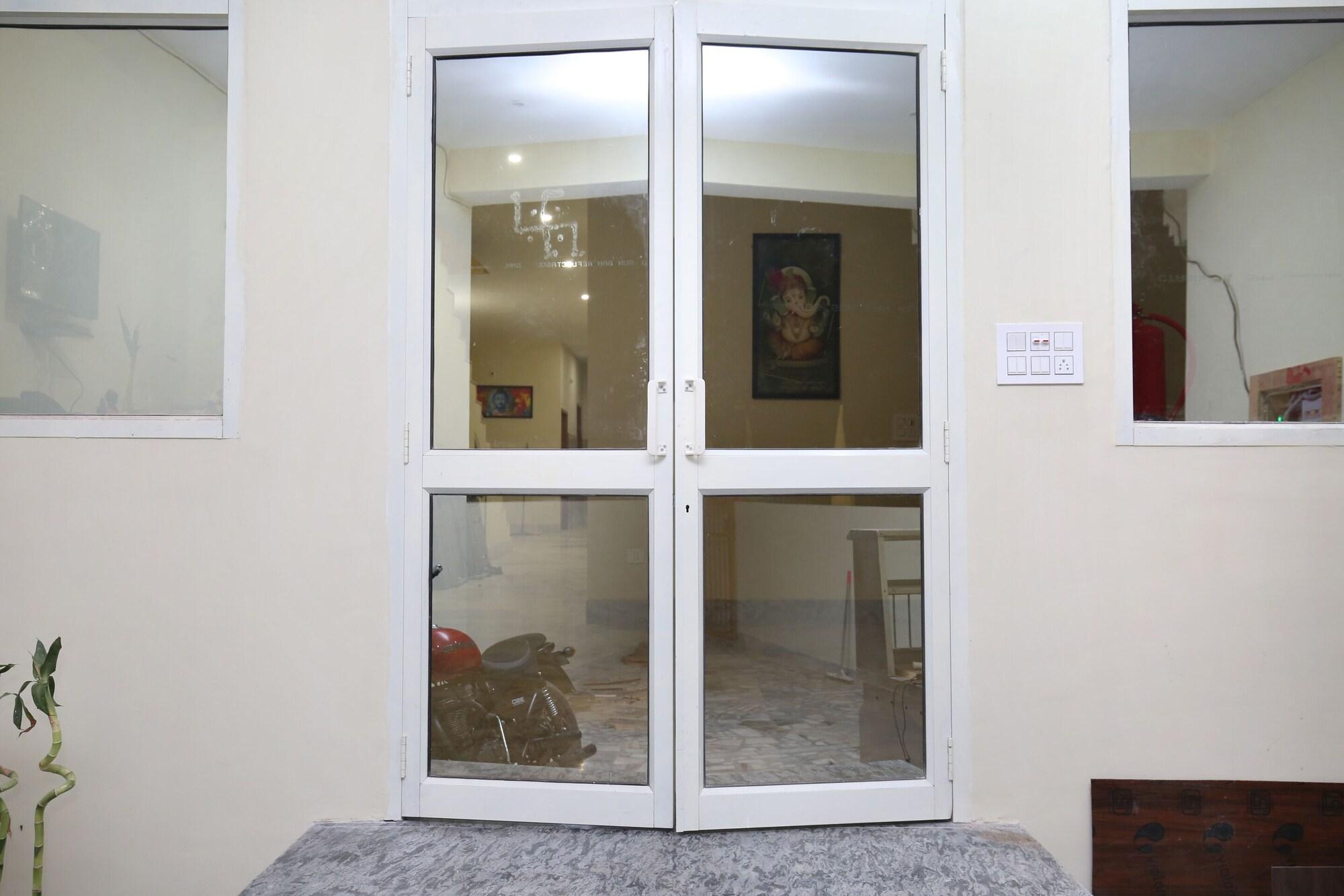 Vista Exterior OYO 38123 Jb Inn