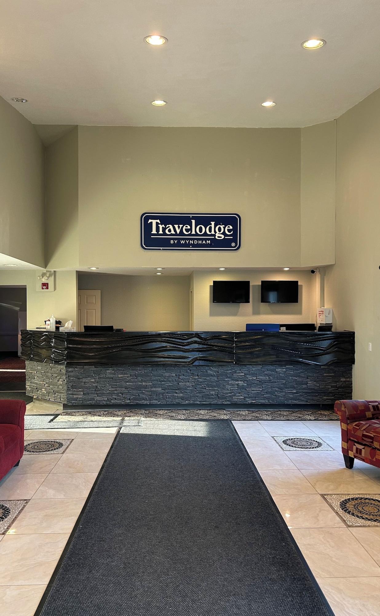 Vista Lobby Travelodge by Wyndham Valleyview AB