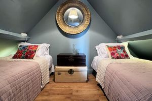 Arriendo temporal - Eclectic Barn · Pergola & Dog-Friendly Garden