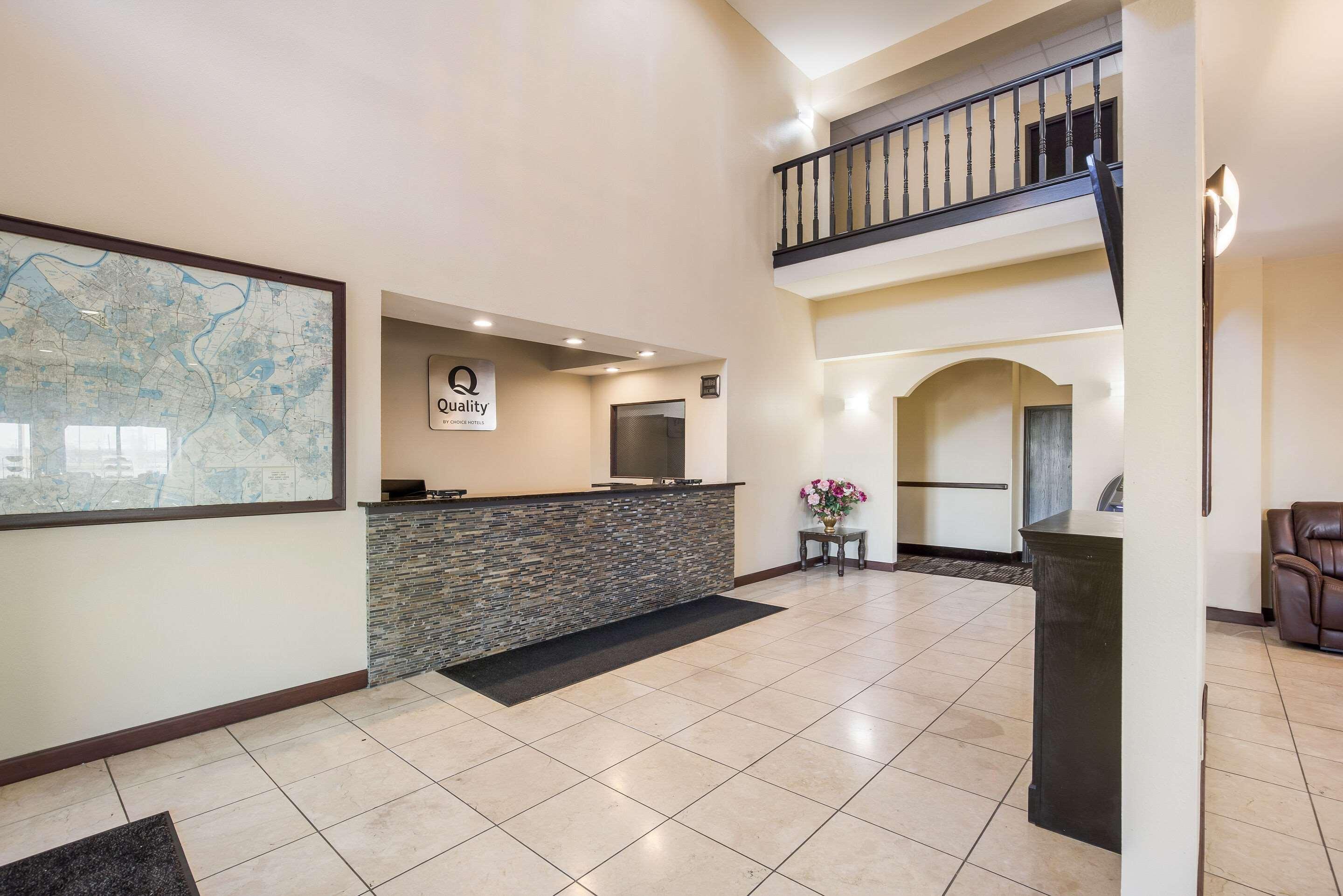 Vista Lobby Quality Inn & Suites Caseyville - St. Louis