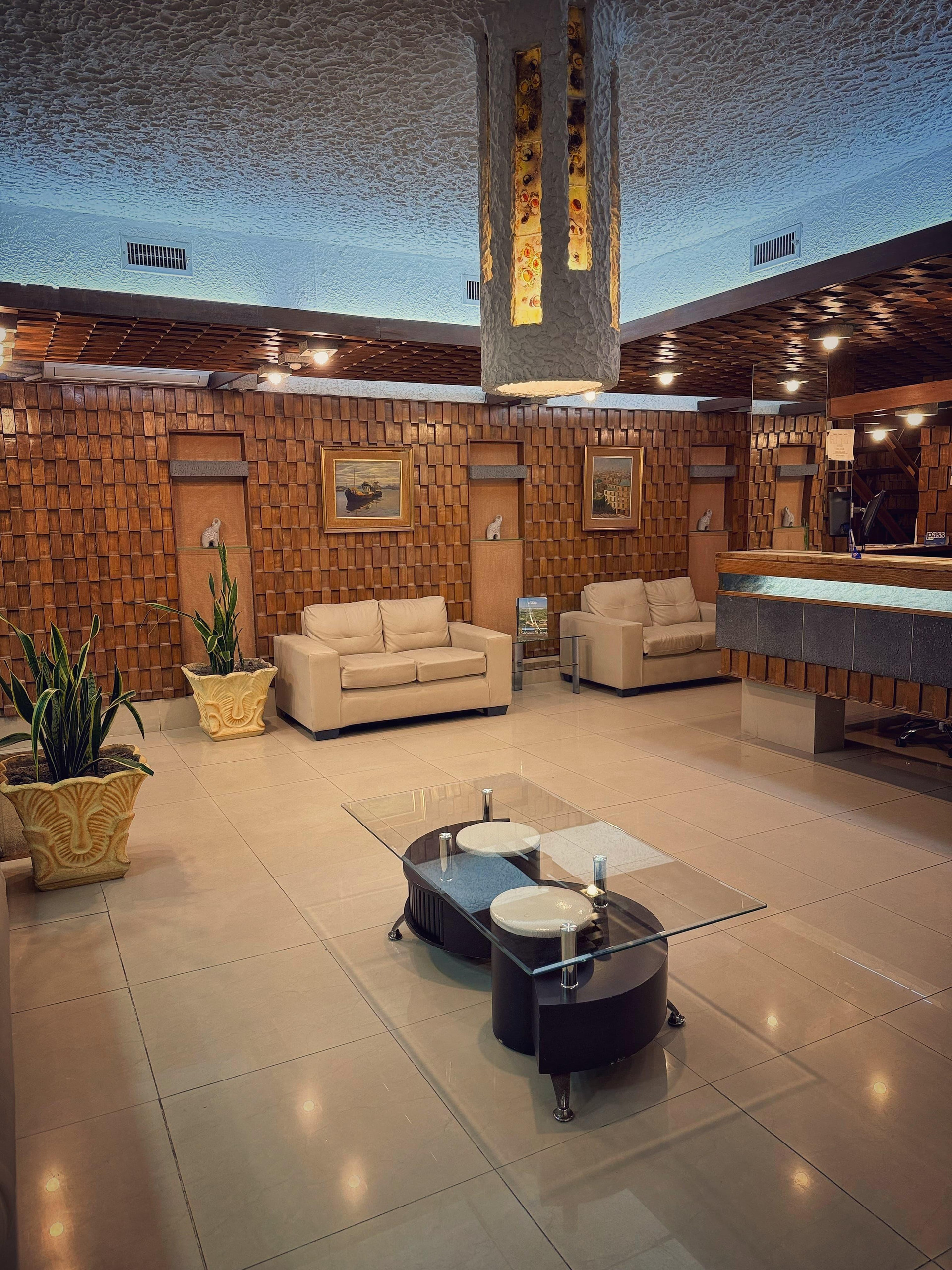 Vista Lobby Shelton Hotel