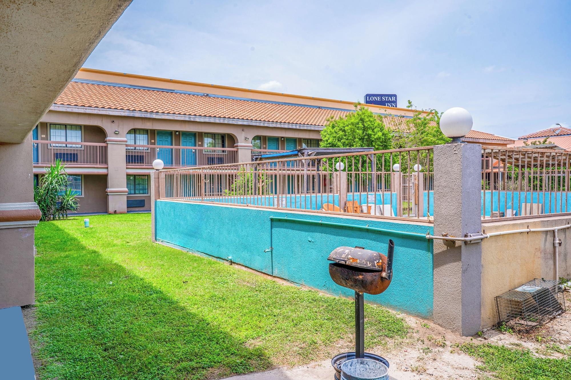 Vista Exterior Lone Star Inn & Suites by OYO Harlingen TX