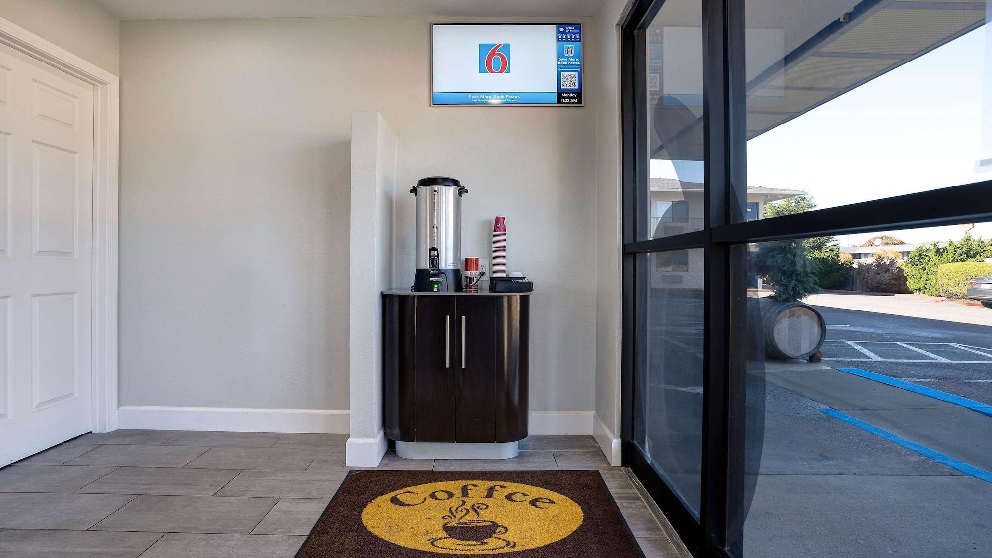 Restaurant Motel 6 Arcata, CA - Cal Poly Humboldt