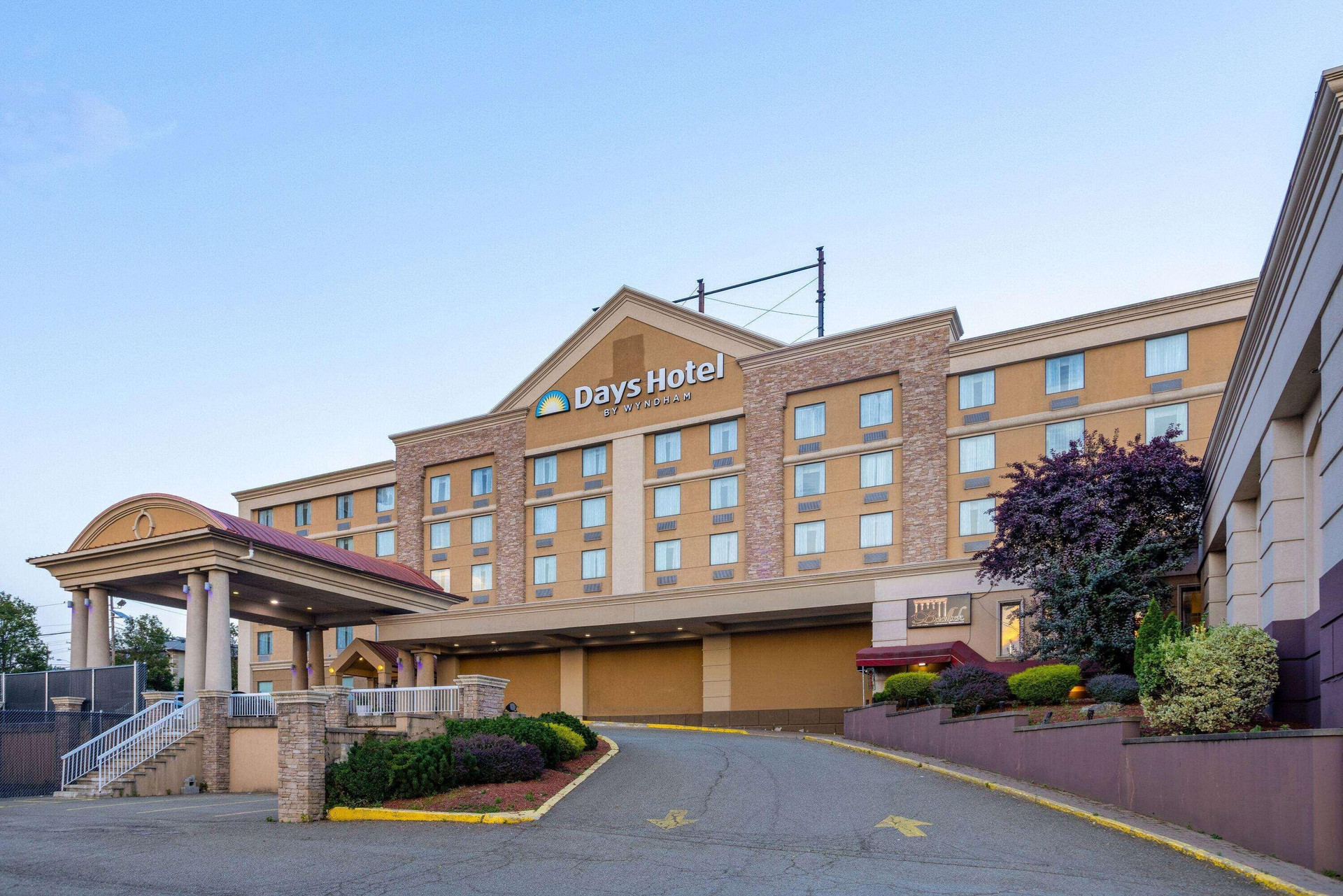 Vista Exterior Days Hotel by Wyndham North Bergen /NYC Area