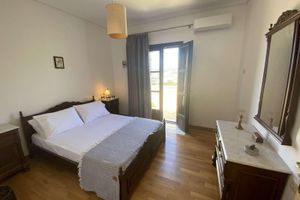 Alquiler Vacacional - Piecefull country Home in Greek island (Naxos) Oak & Olive seanery
Free Parking