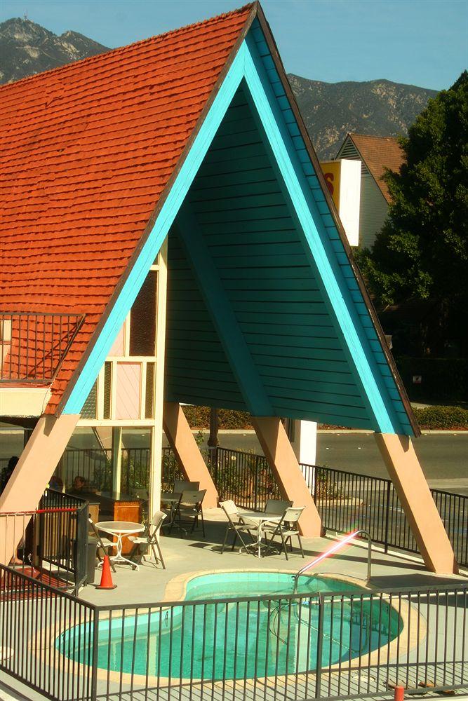 Pool view Swiss Lodge Motel