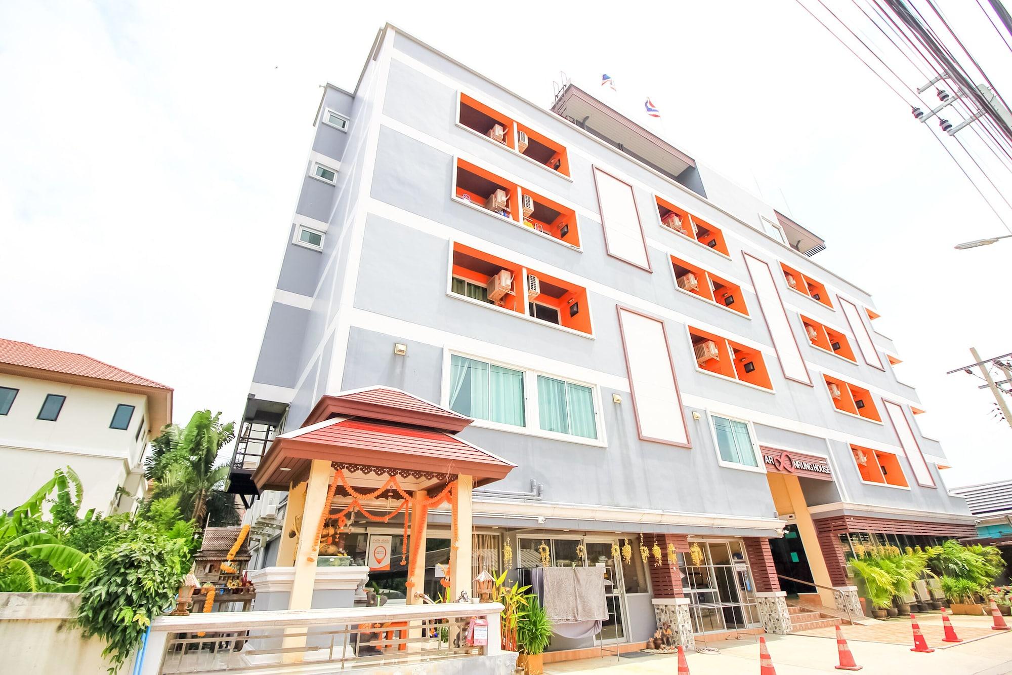 Varios OYO 349 Aroonrung House