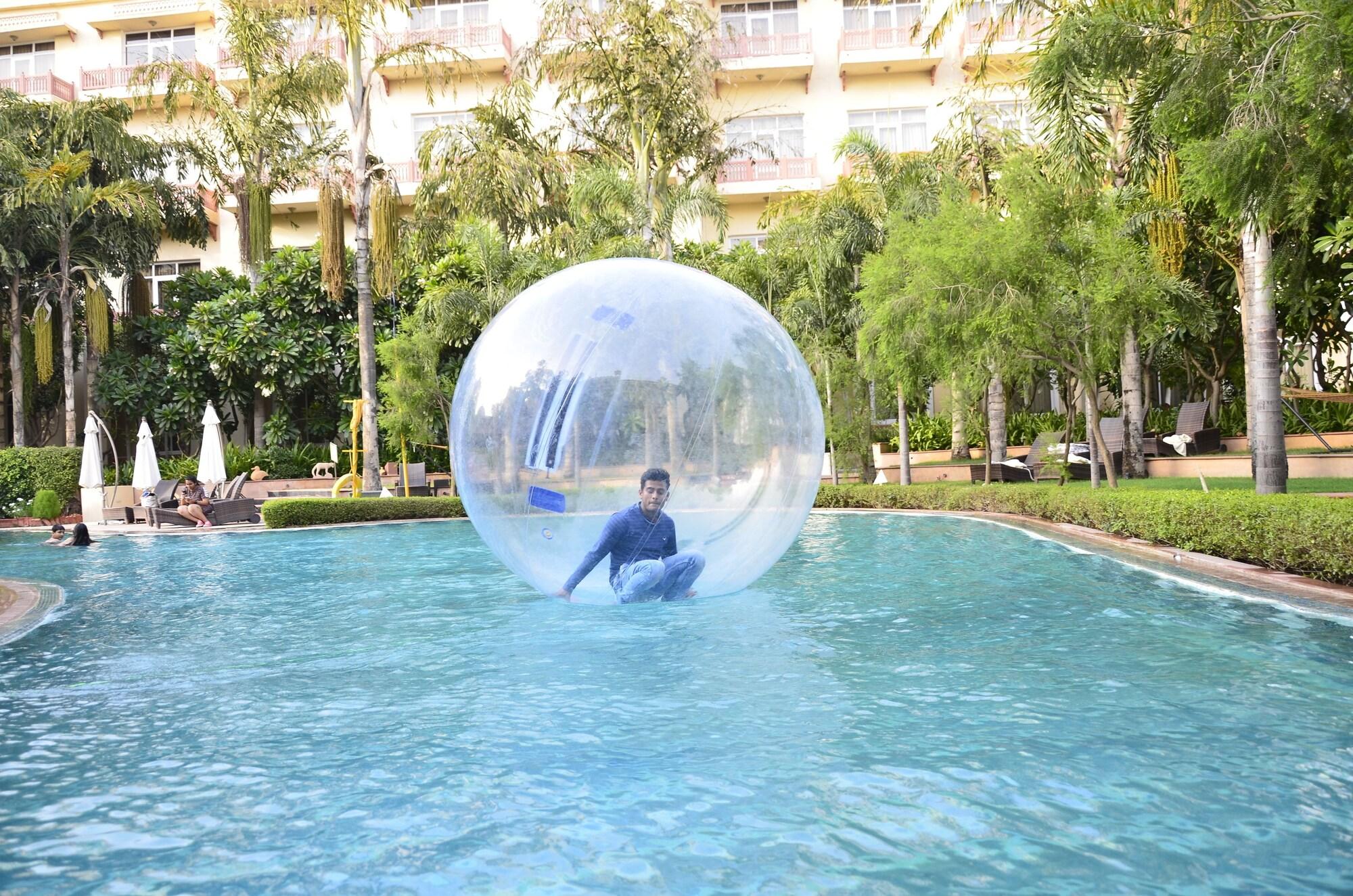 Vista Piscina Le Méridien Jaipur Resort & Spa