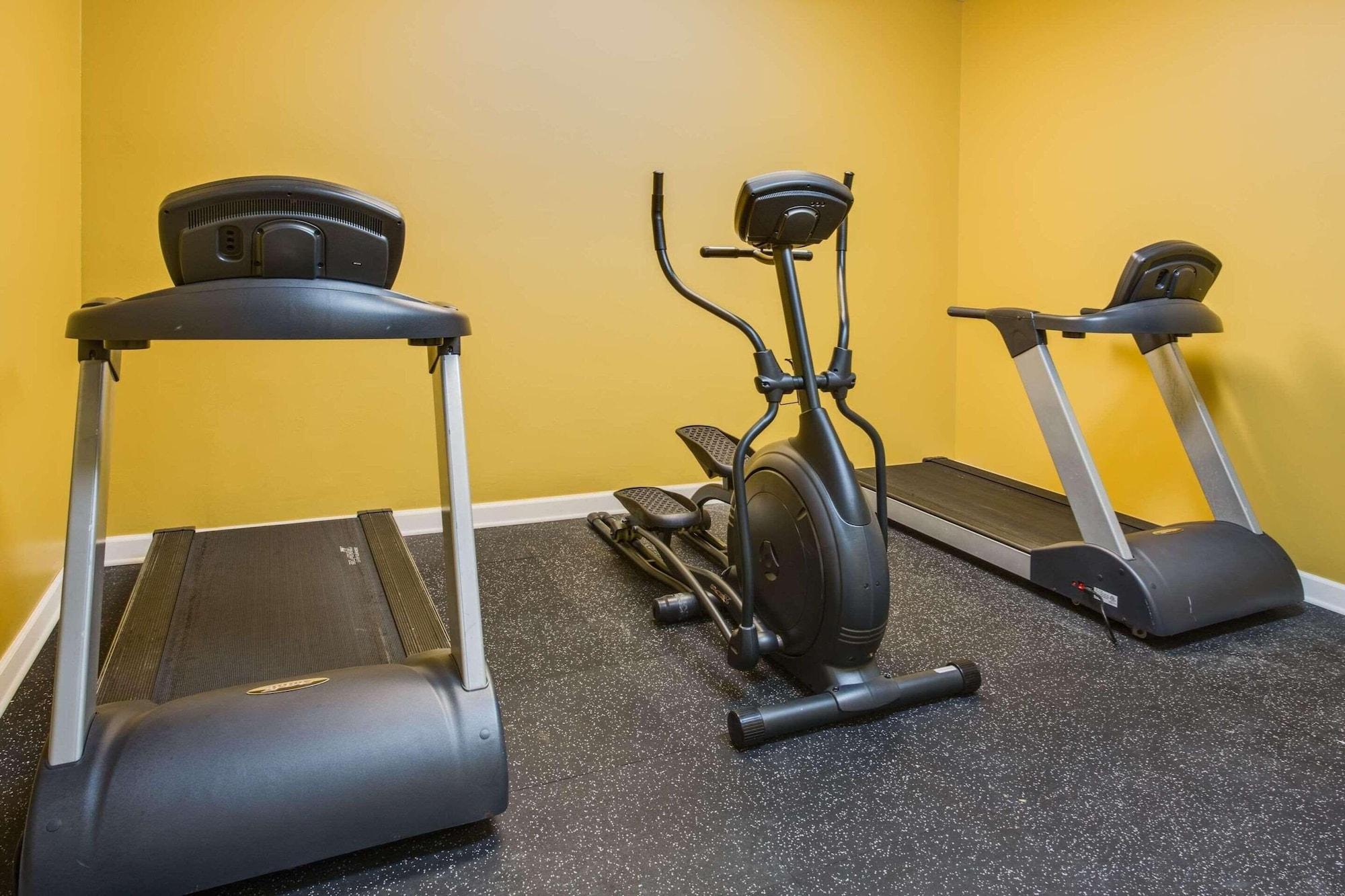 Gimnasio Country Inn & Suites by Radisson, Gurnee, IL