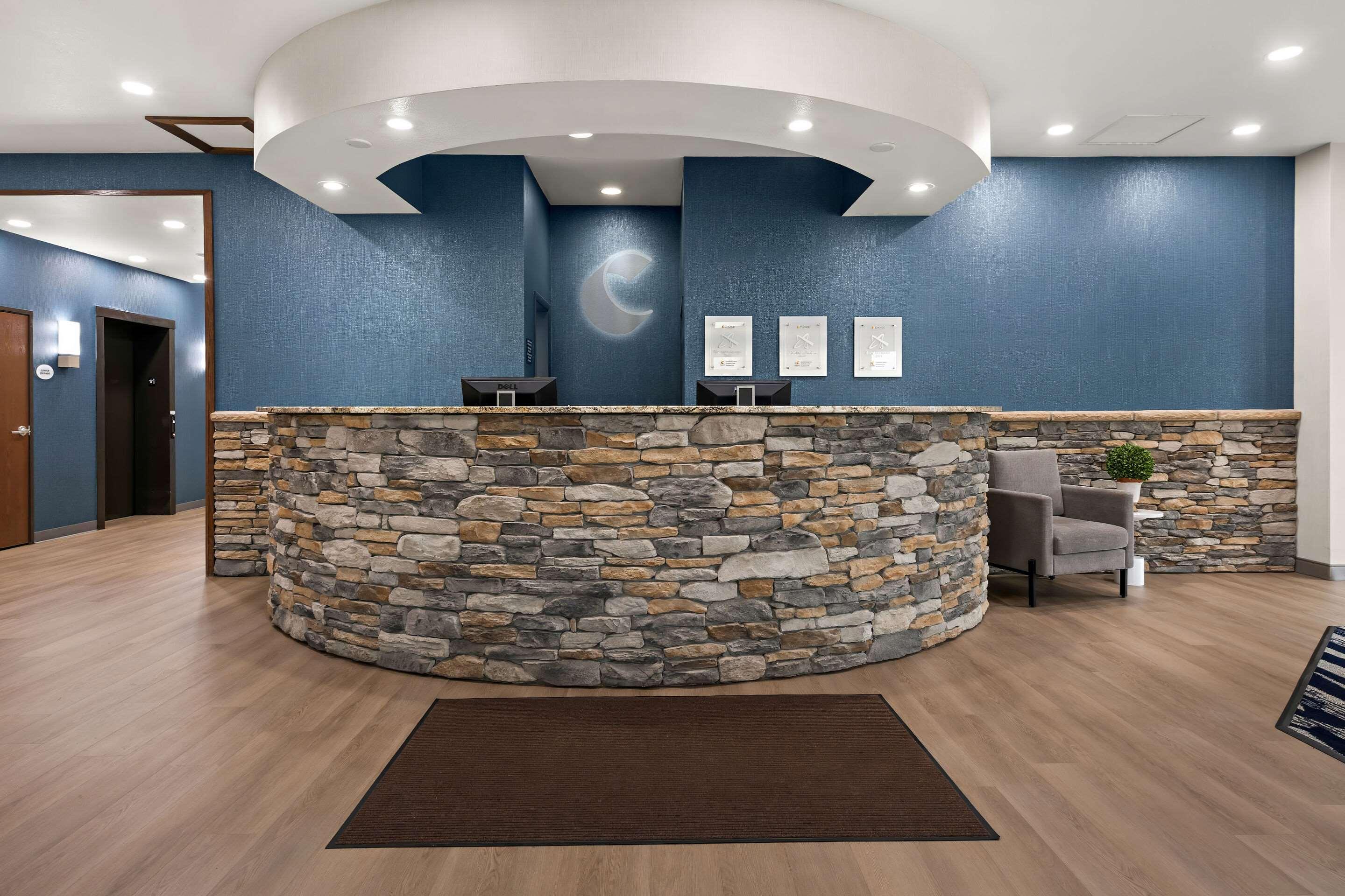 Vista Lobby Comfort Suites Hudson I-94