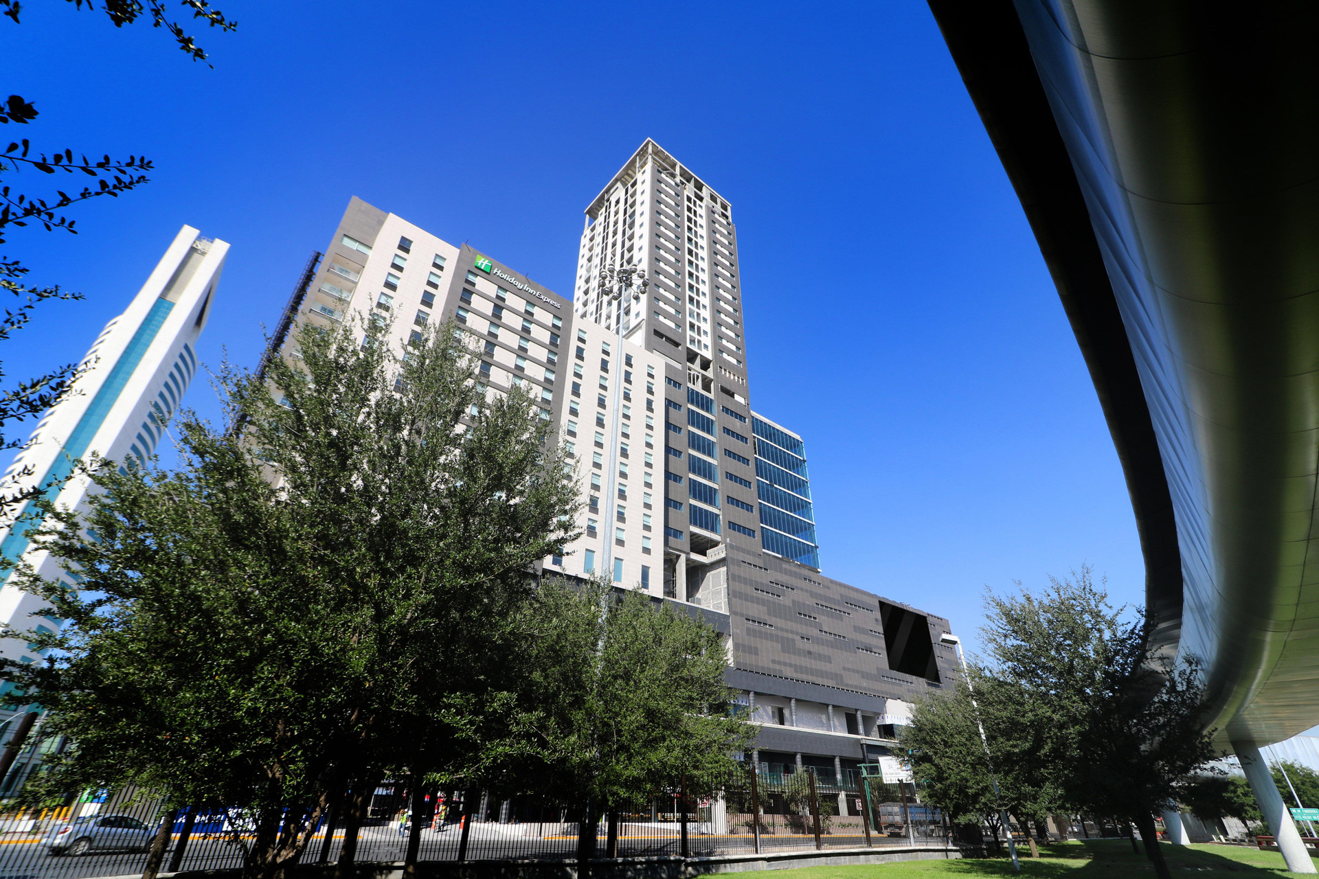 Vista Exterior Holiday Inn Express Monterrey Fundidora by IHG