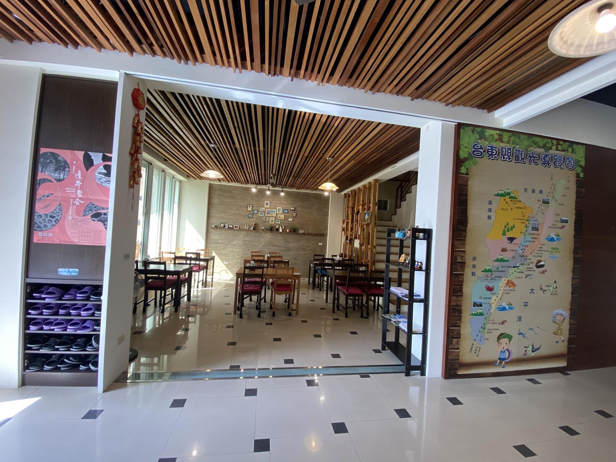 Varios Happy Life Hostel