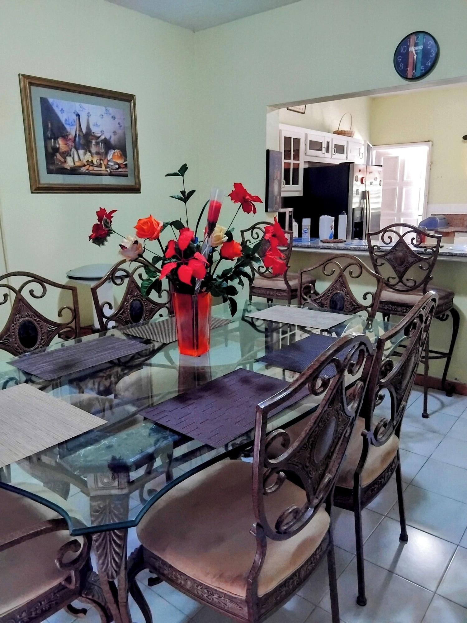 Restaurant Rush Bond Villa