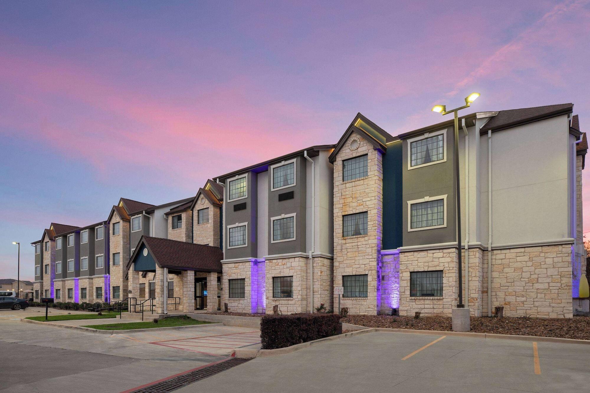 Vista Exterior Microtel Inn & Suites by Wyndham Buda Austin South