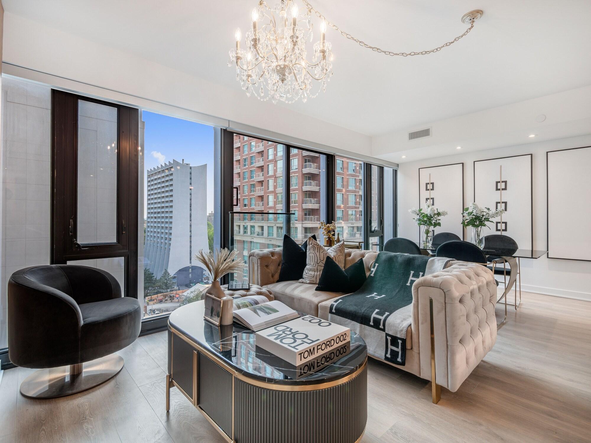 Varios Stallion Suites Yorkville