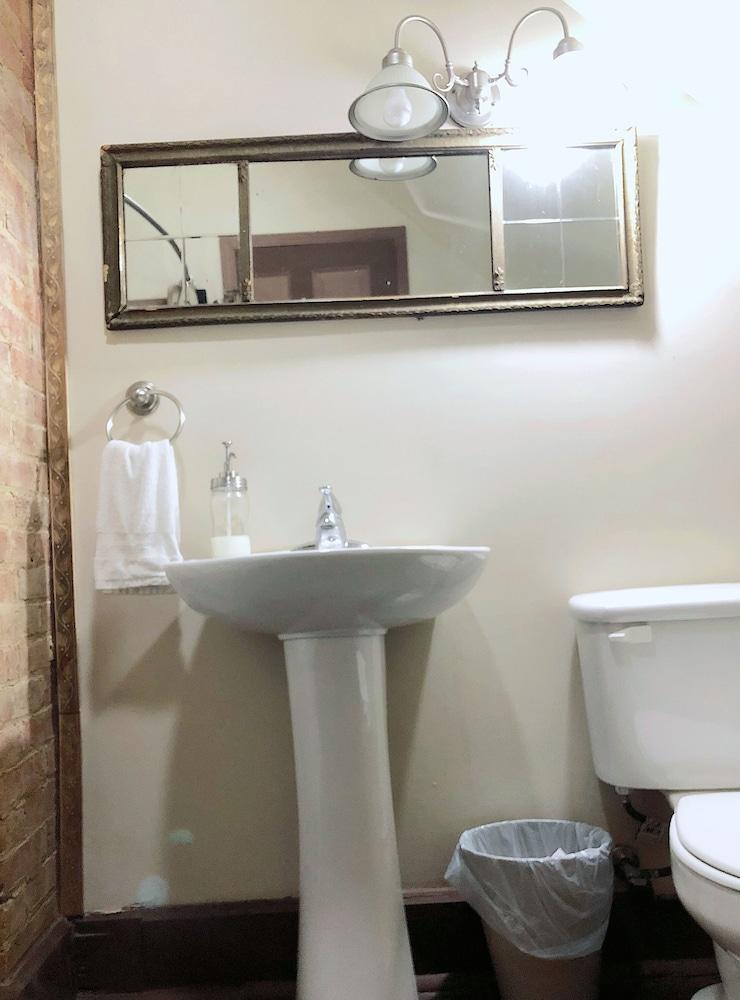Baño Main Street Bed & Breakfast Established in 1810