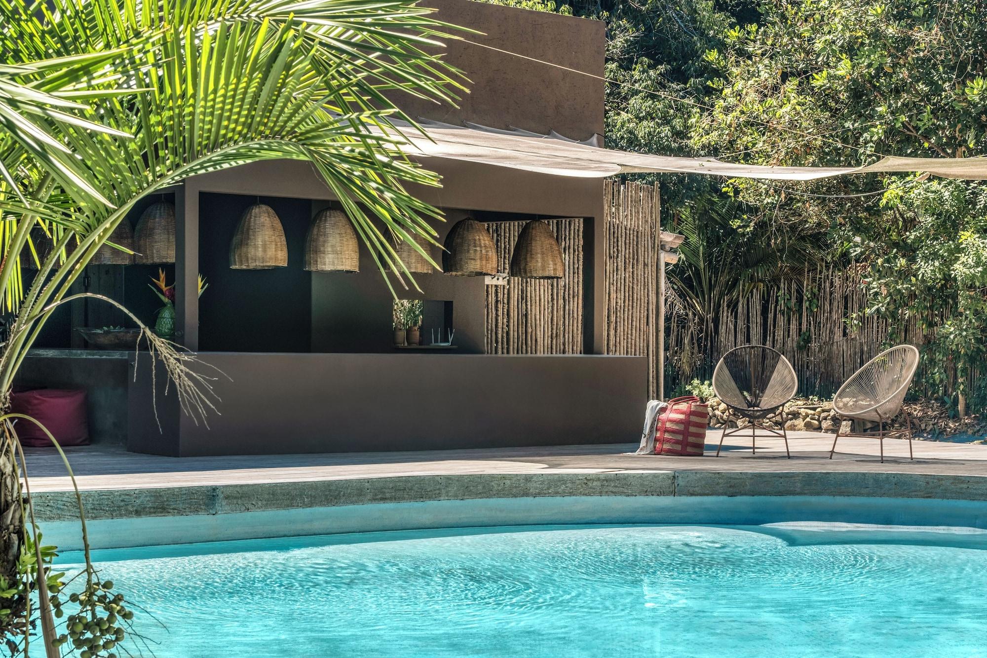 Vista Piscina Villa Pé na Areia com Design Exclusivo