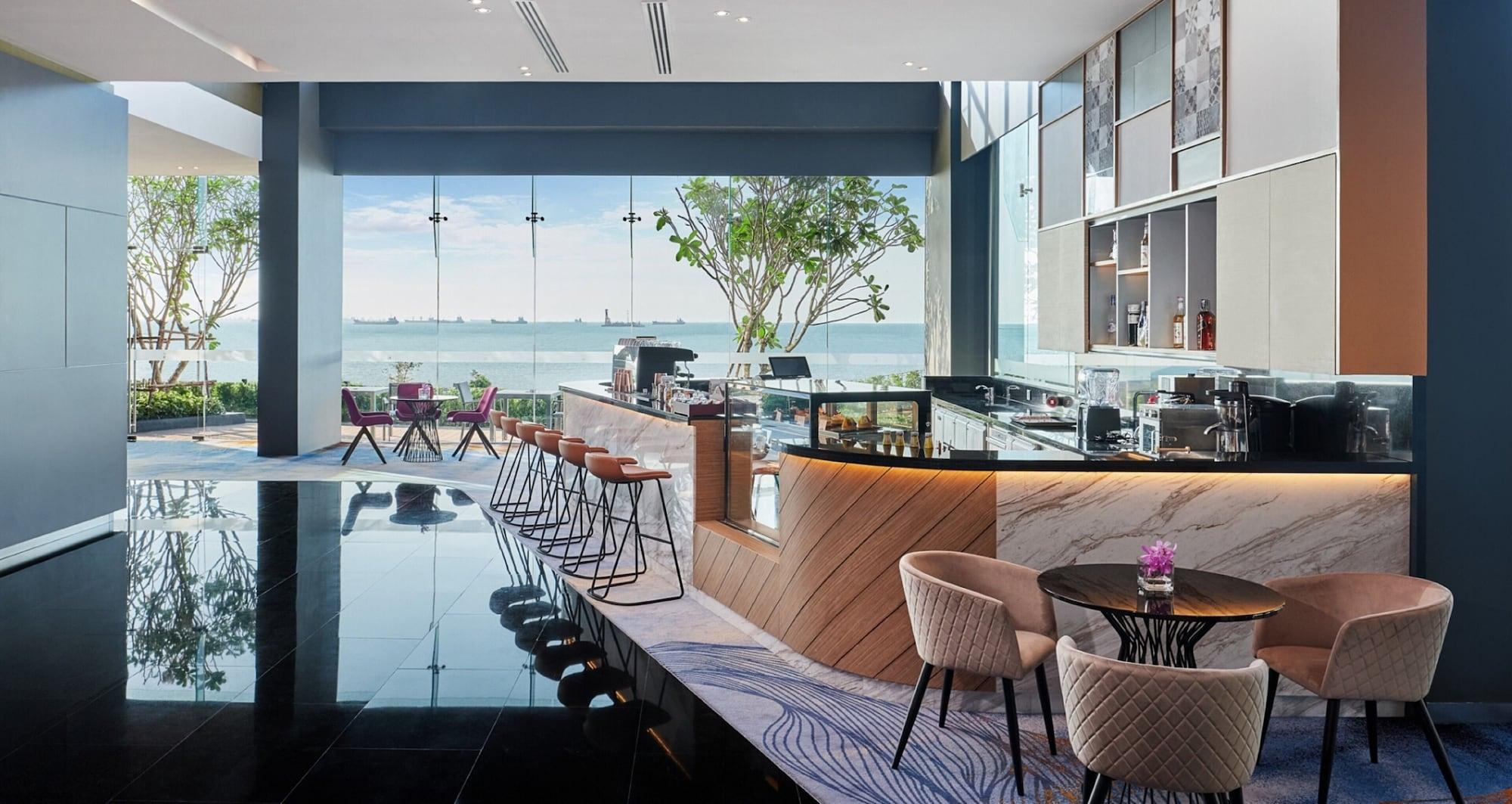 Bar/Salón Novotel Marina Sriracha
