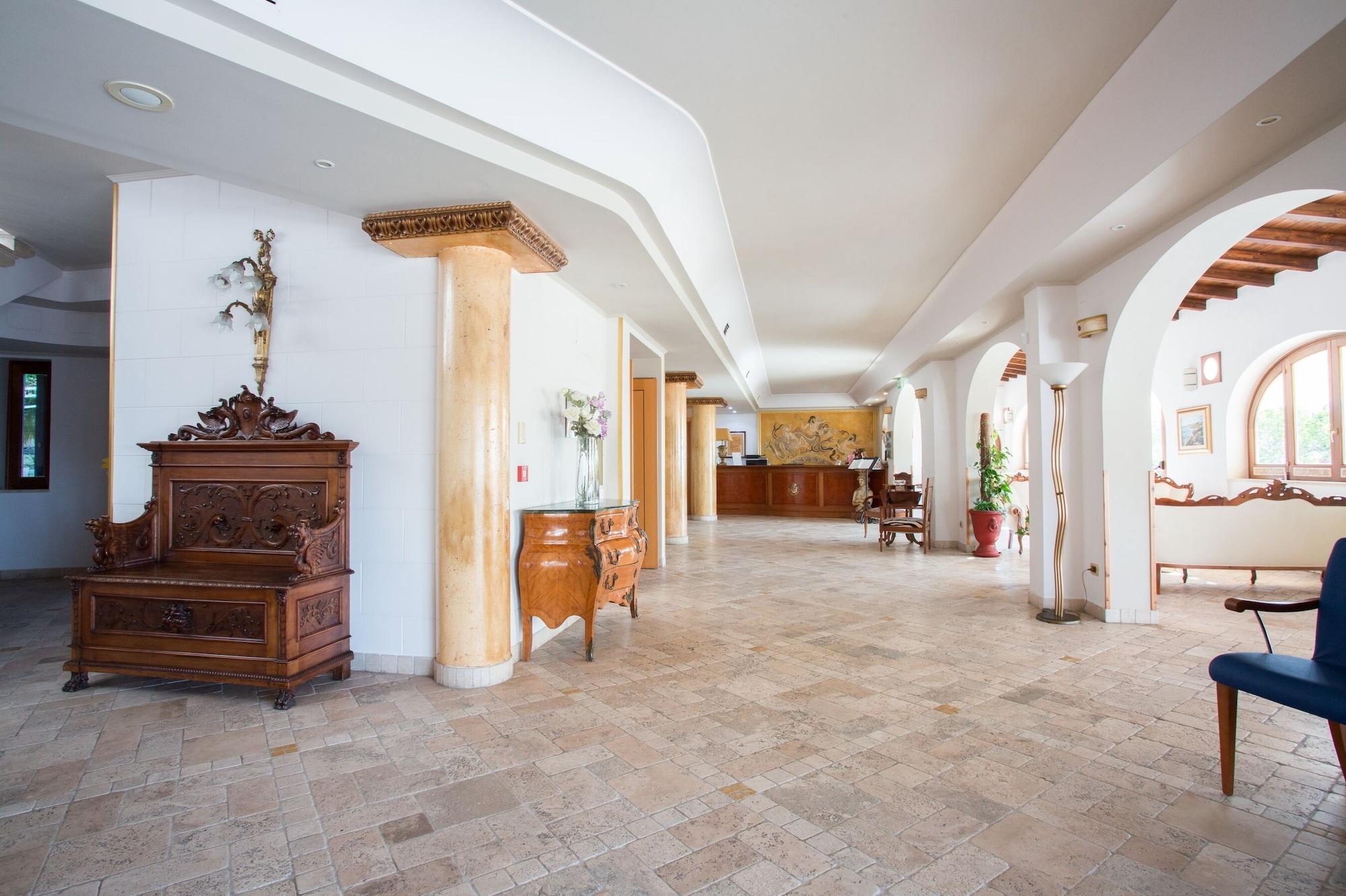 Vista Lobby Hotel Tritone