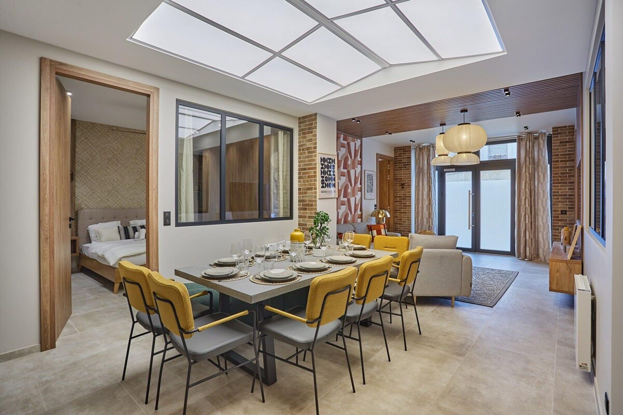 Restaurant Exceptional Apartment Near Montmartre 10 People