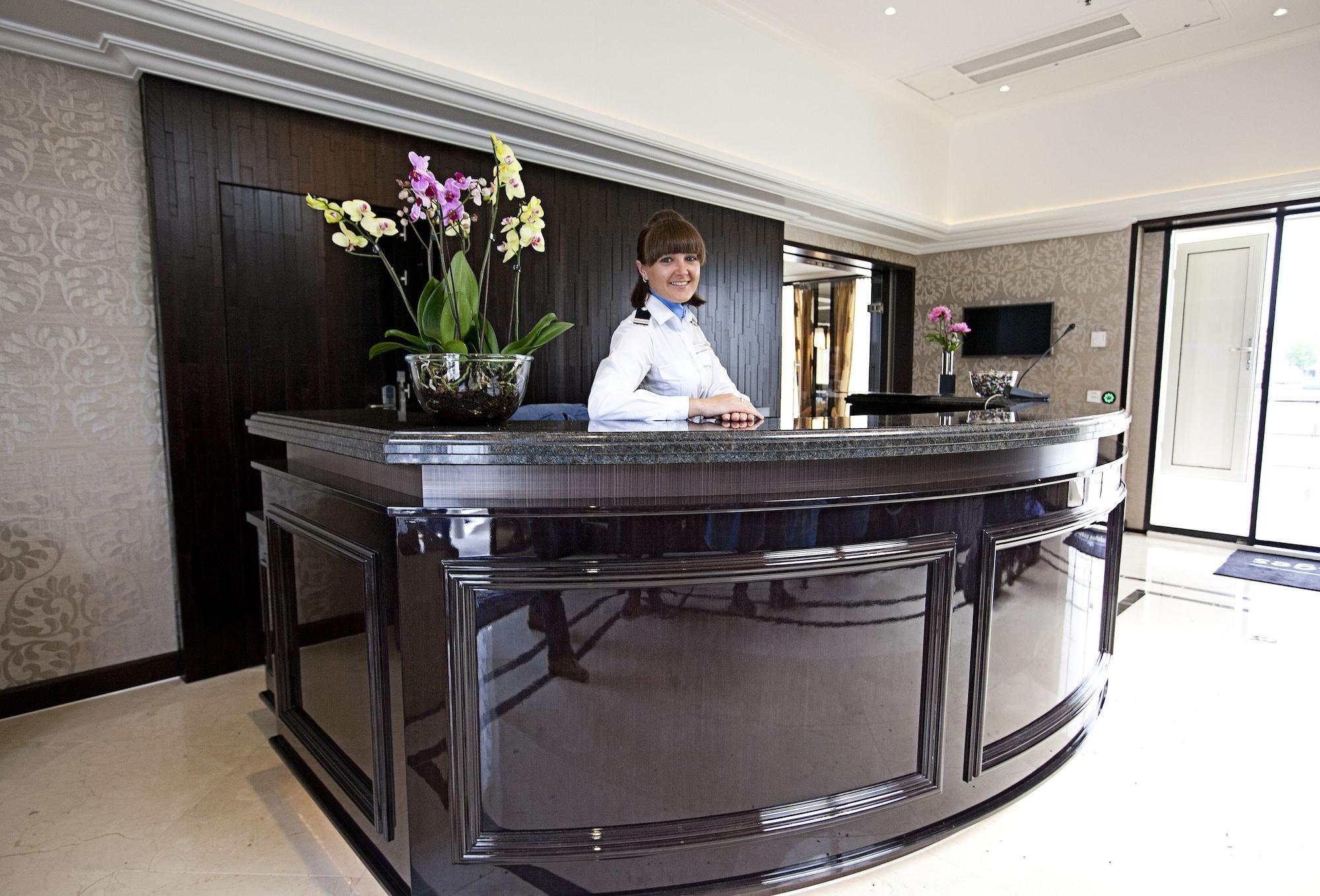 Vista Lobby Select MS Charles Dickens - Neuss