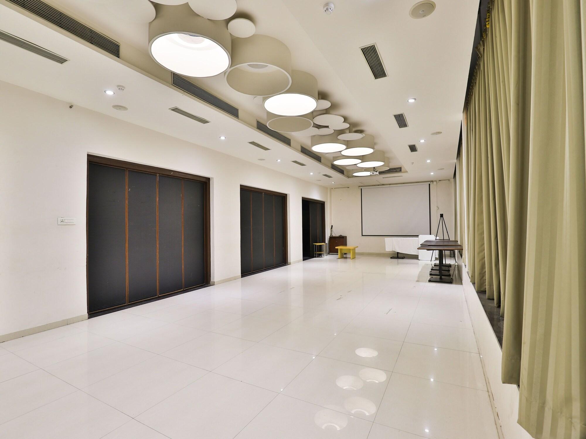 Salón de Baile OYO 13479 Hotel Grand Nakshatra