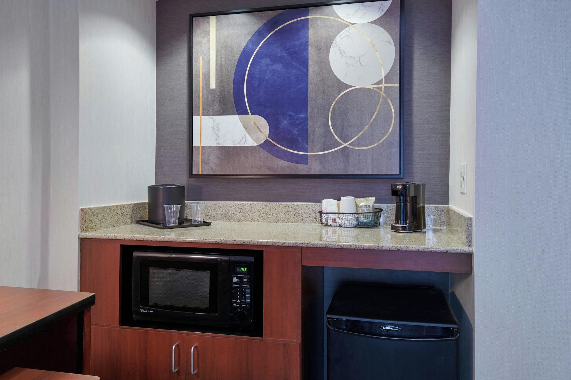 Bar/Salón Courtyard by Marriott Detroit Metropolitan Airport Romulus