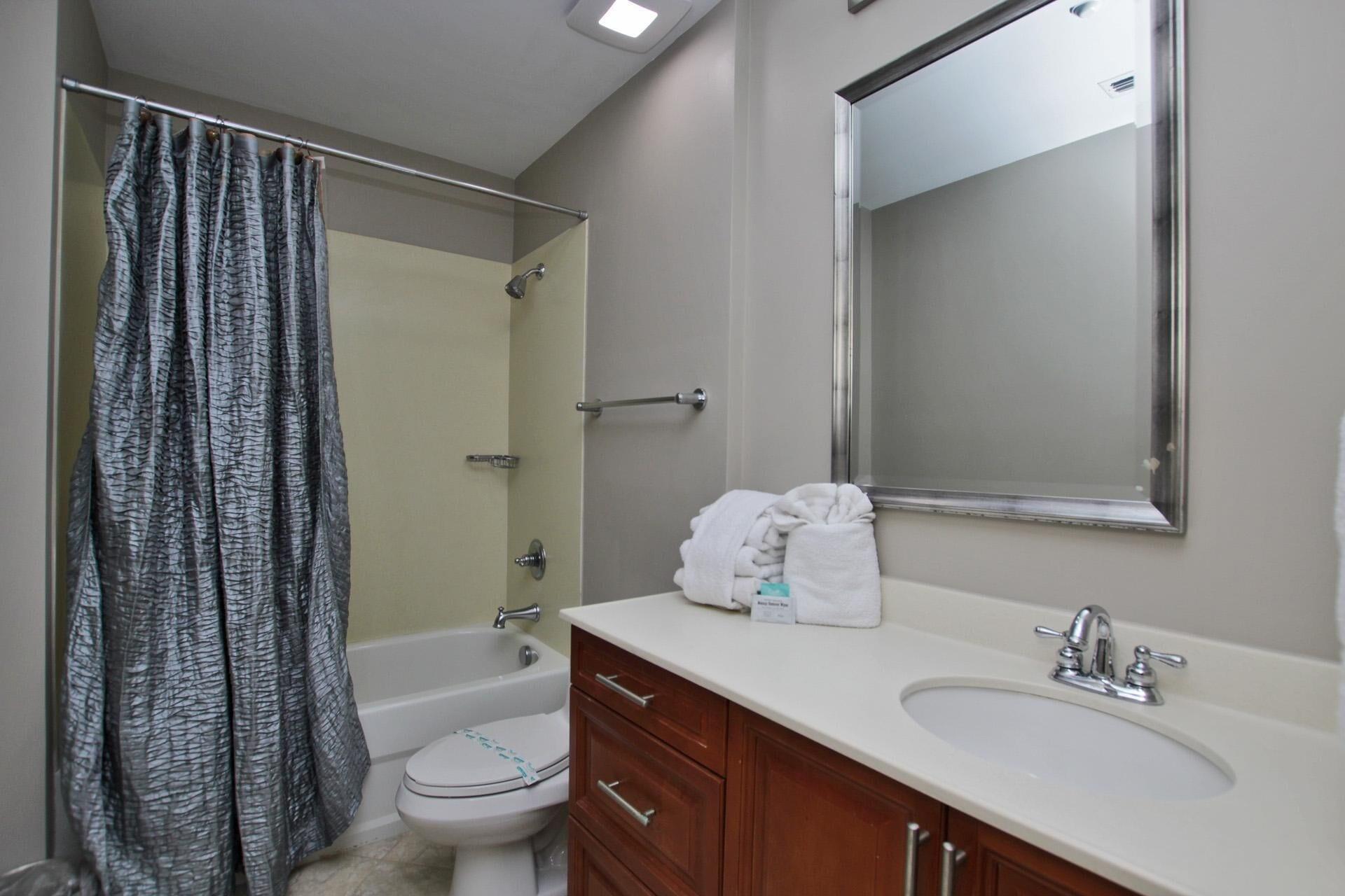 Equipamiento de Habitación A well maintained, exceptionally clean 3 bedroom mobile home on a 5 star site.