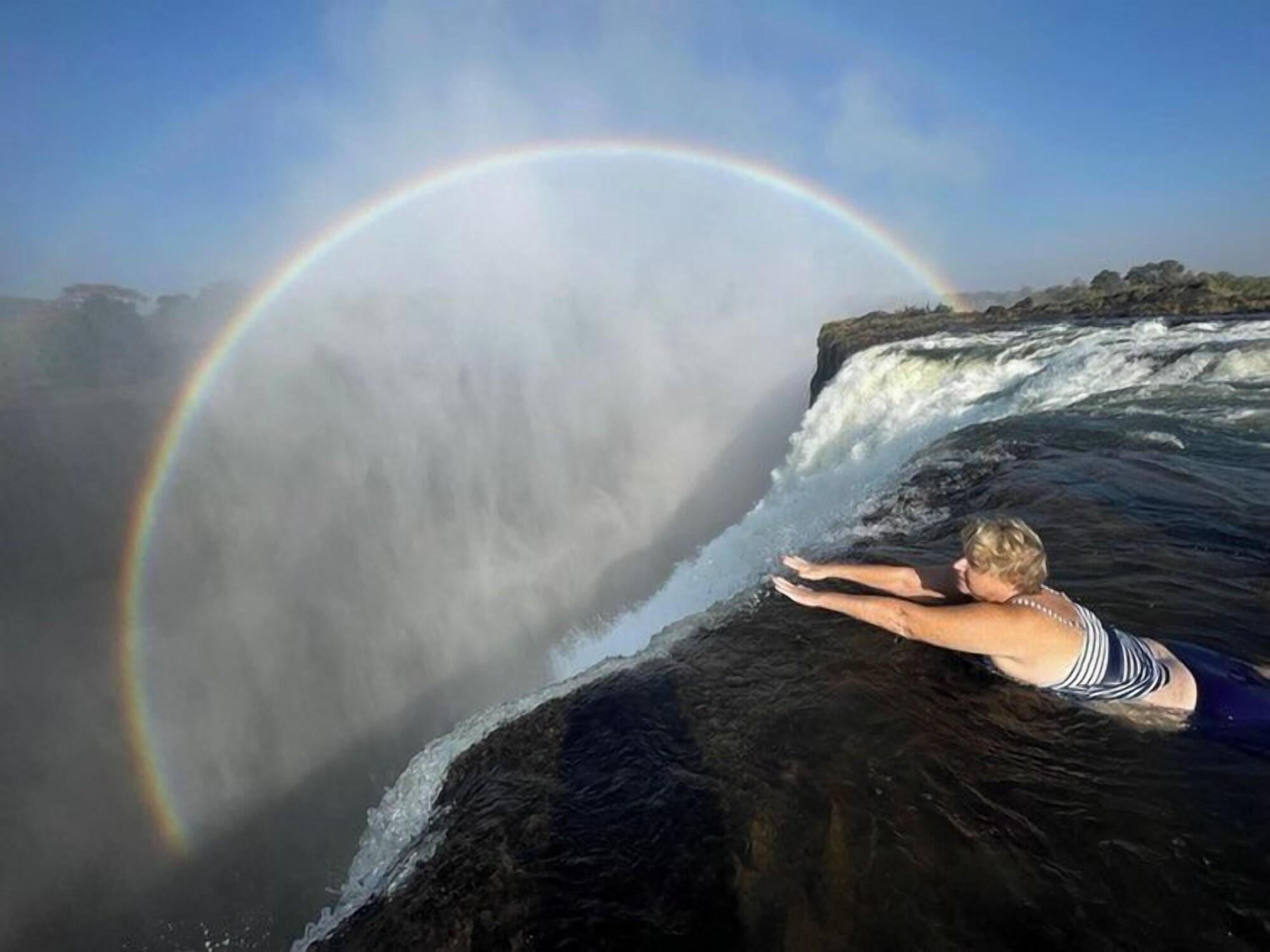 Vista Piscina The Nkhosi Livingstone Lodge and Spa