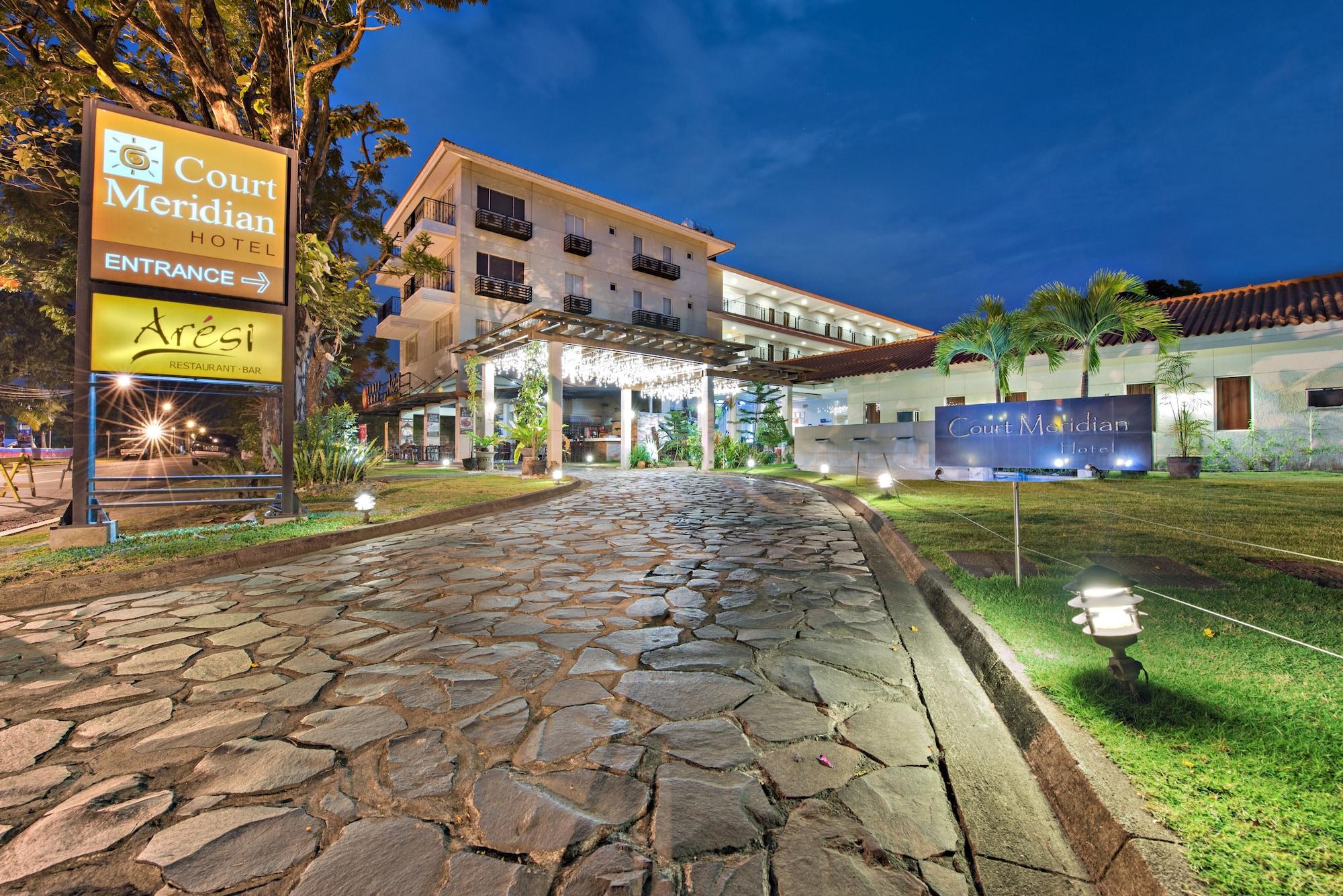 Vista Exterior Court Meridian Hotel and Suites
