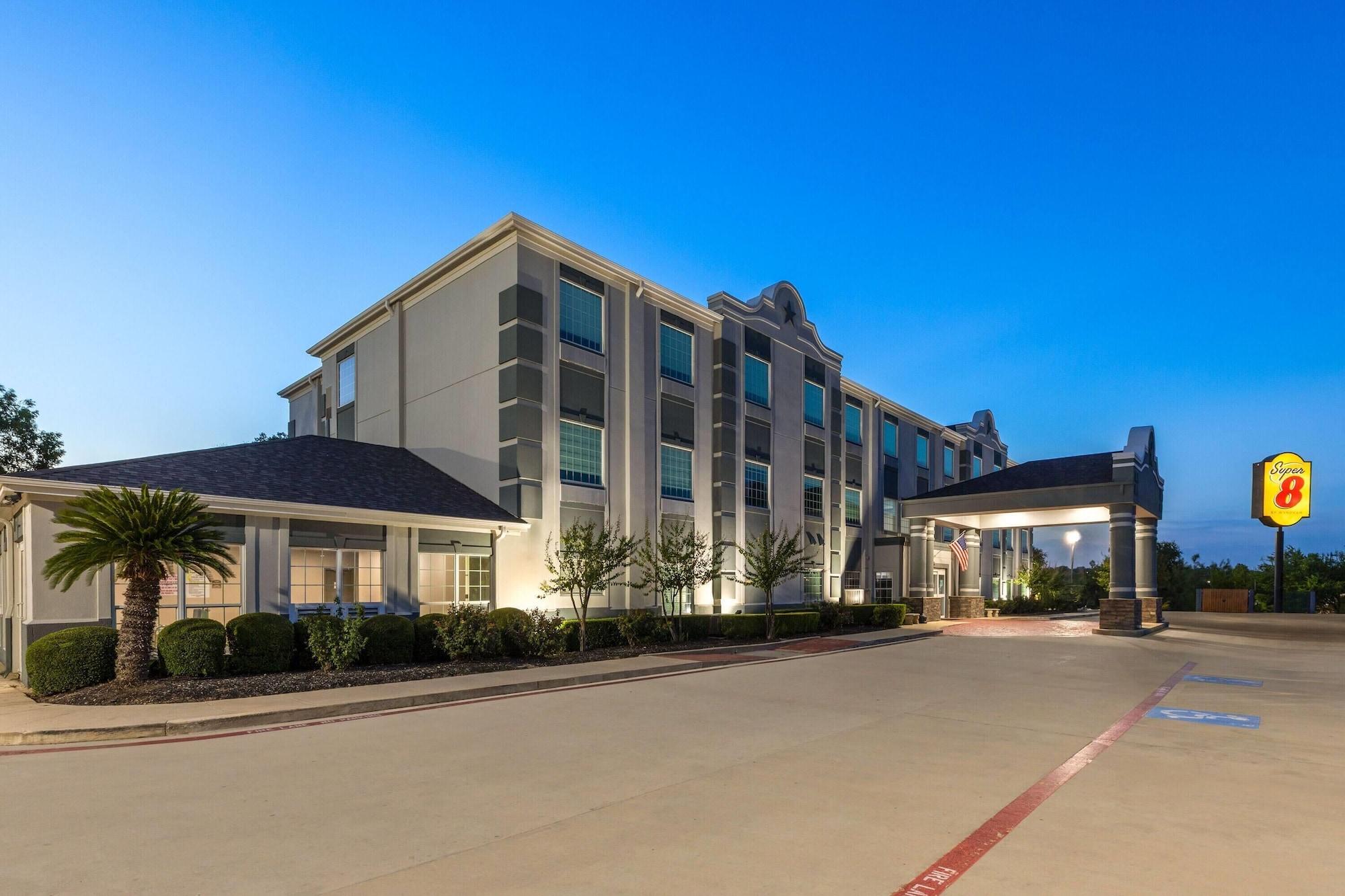 Vista Exterior Super 8 by Wyndham San Antonio/Alamodome Area
