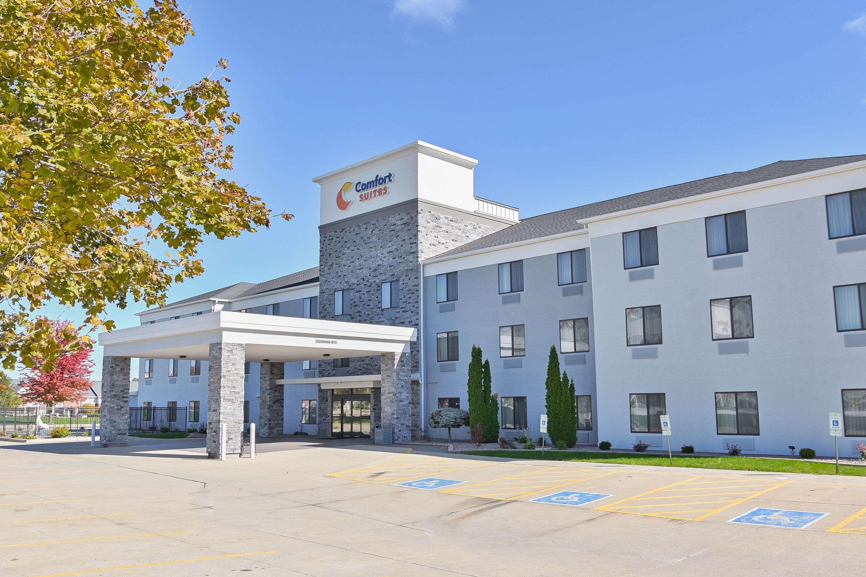 Vista Exterior Comfort Suites Bloomington I-55 and I-74