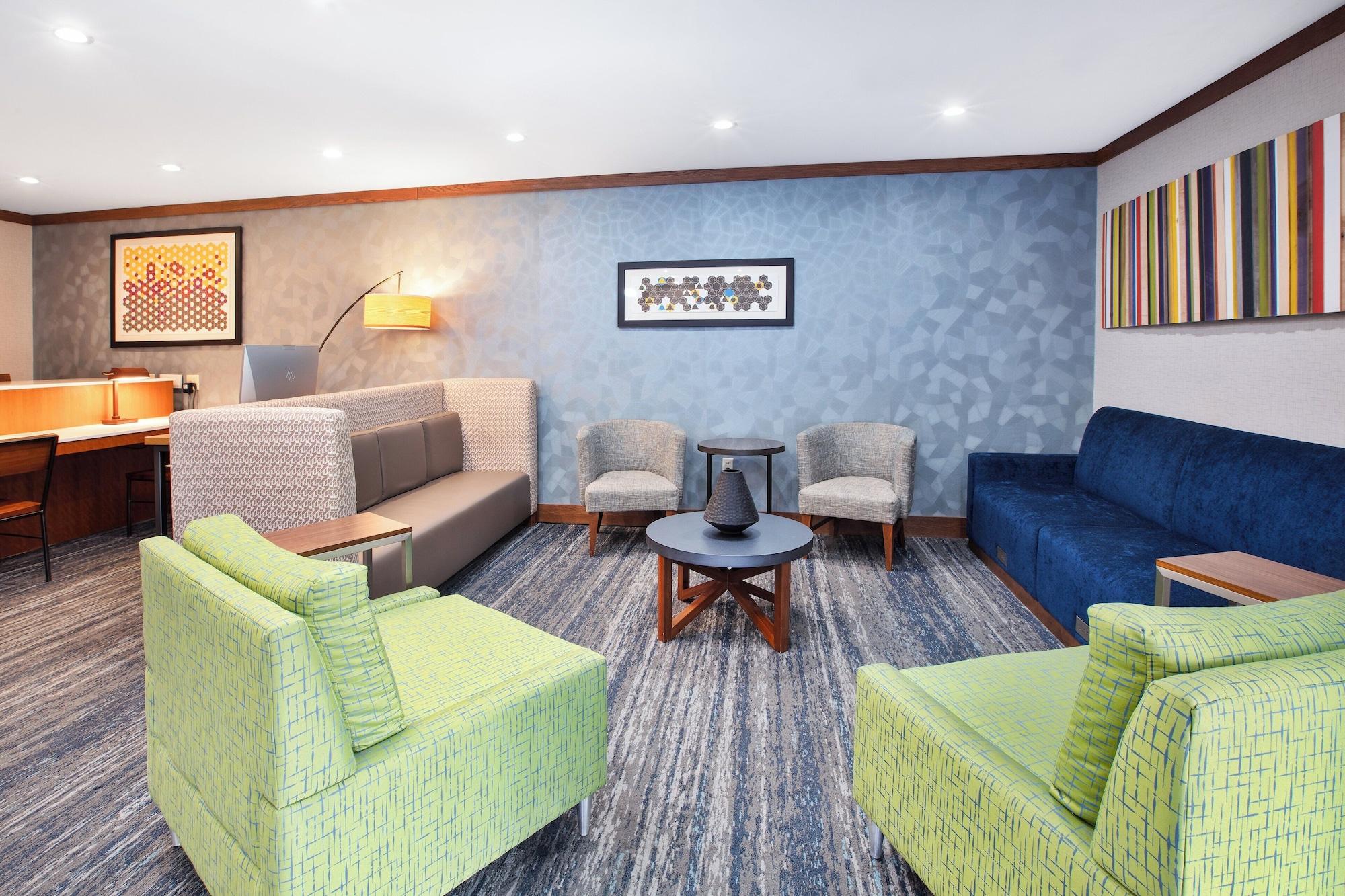 Vista Lobby Holiday Inn Express & Suites Buffalo by IHG