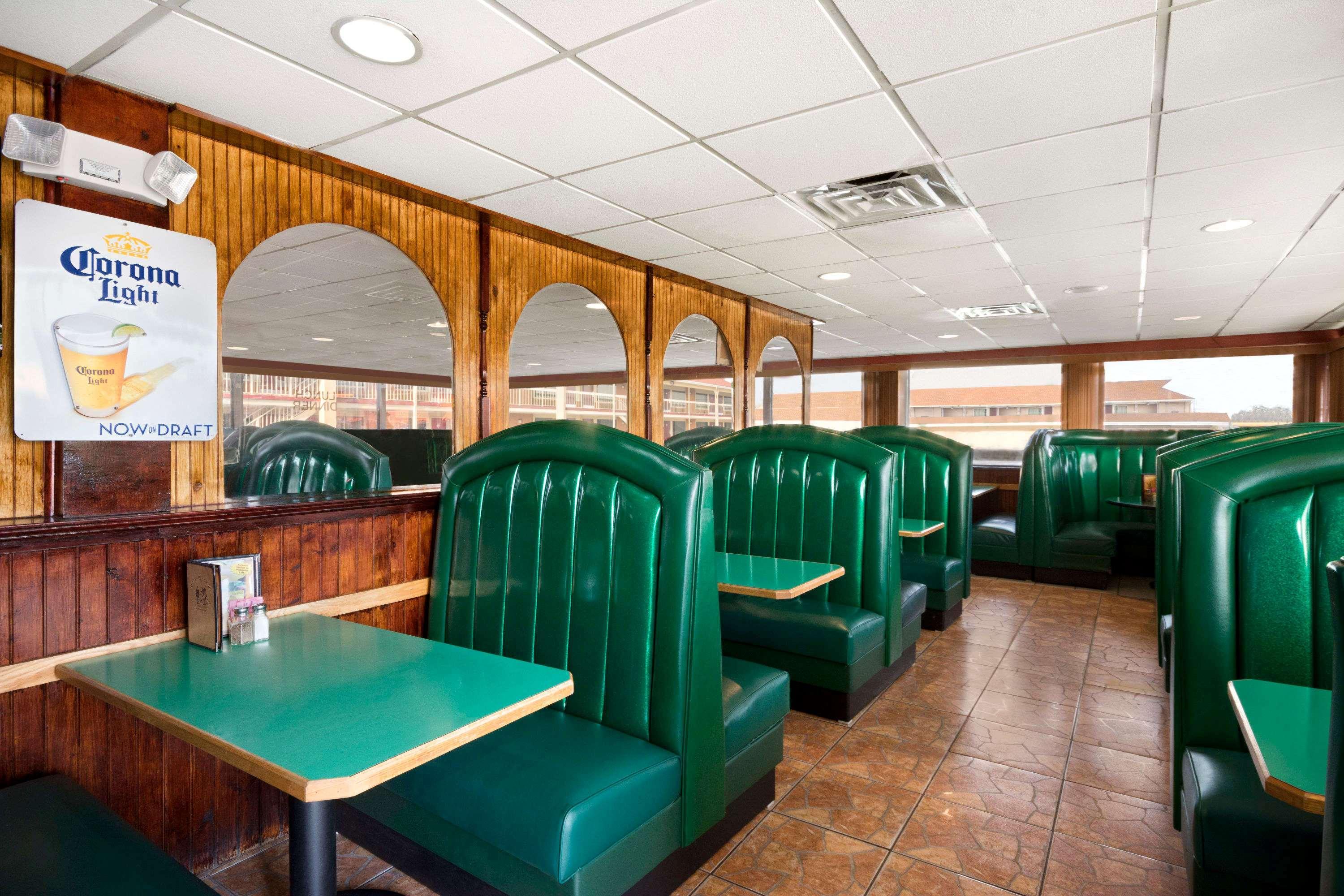 Restaurant Days Inn by Wyndham Jacksonville NC