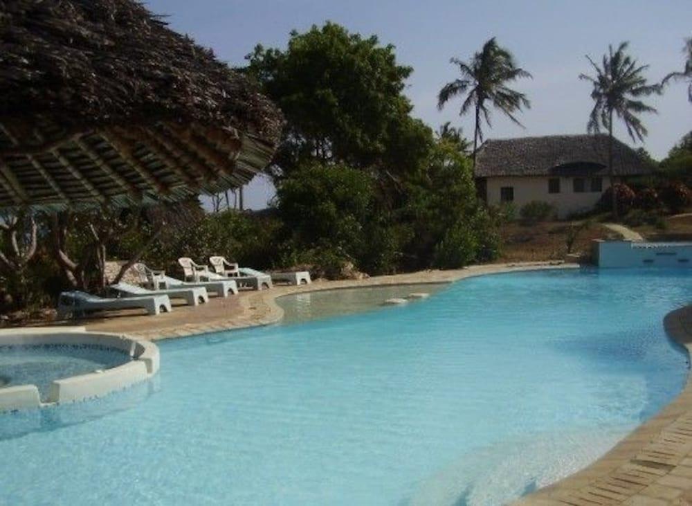 Vista Piscina HillPark Hotel - Tiwi Beach