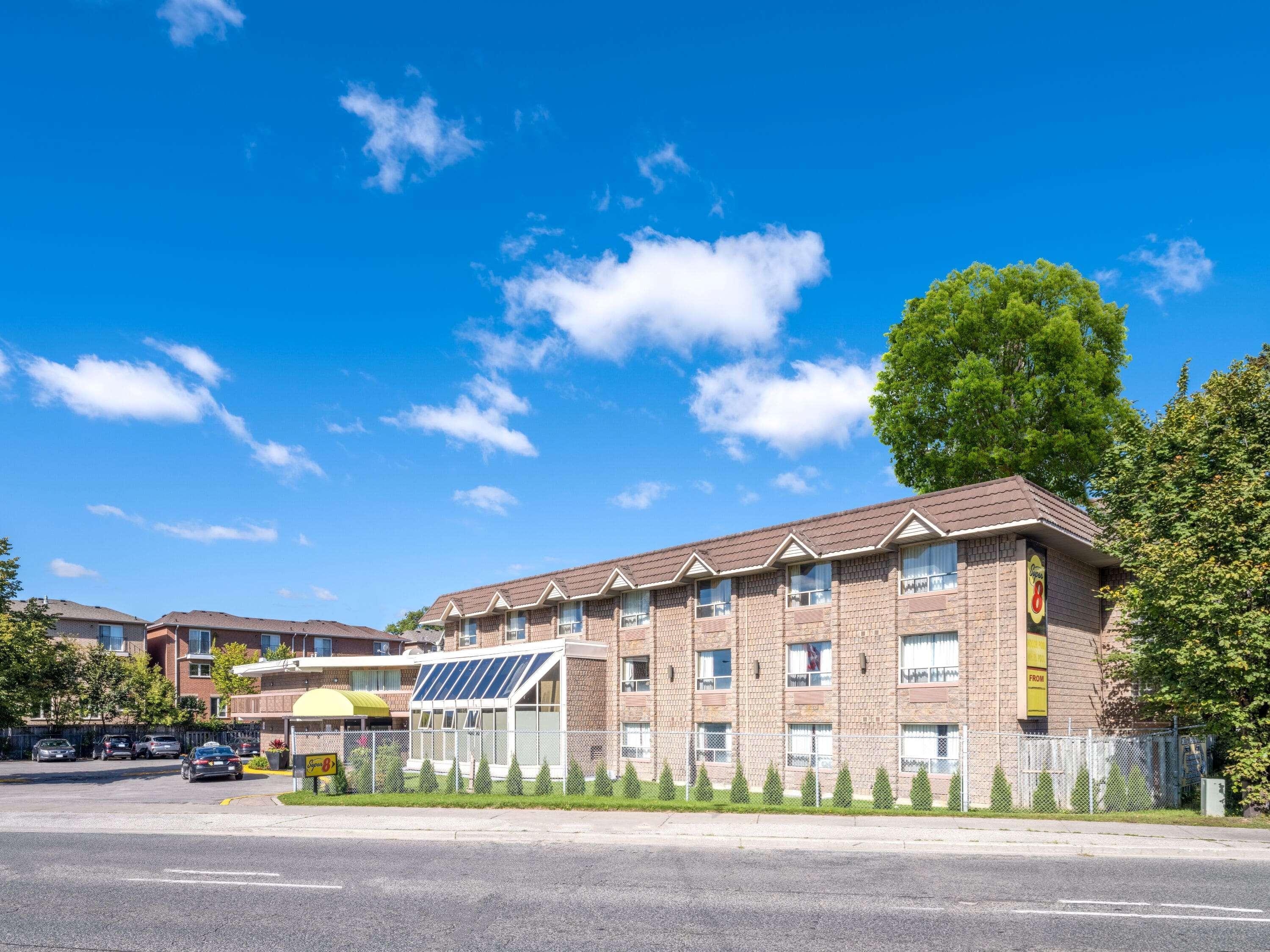 Vista Exterior Super 8 by Wyndham Toronto East ON