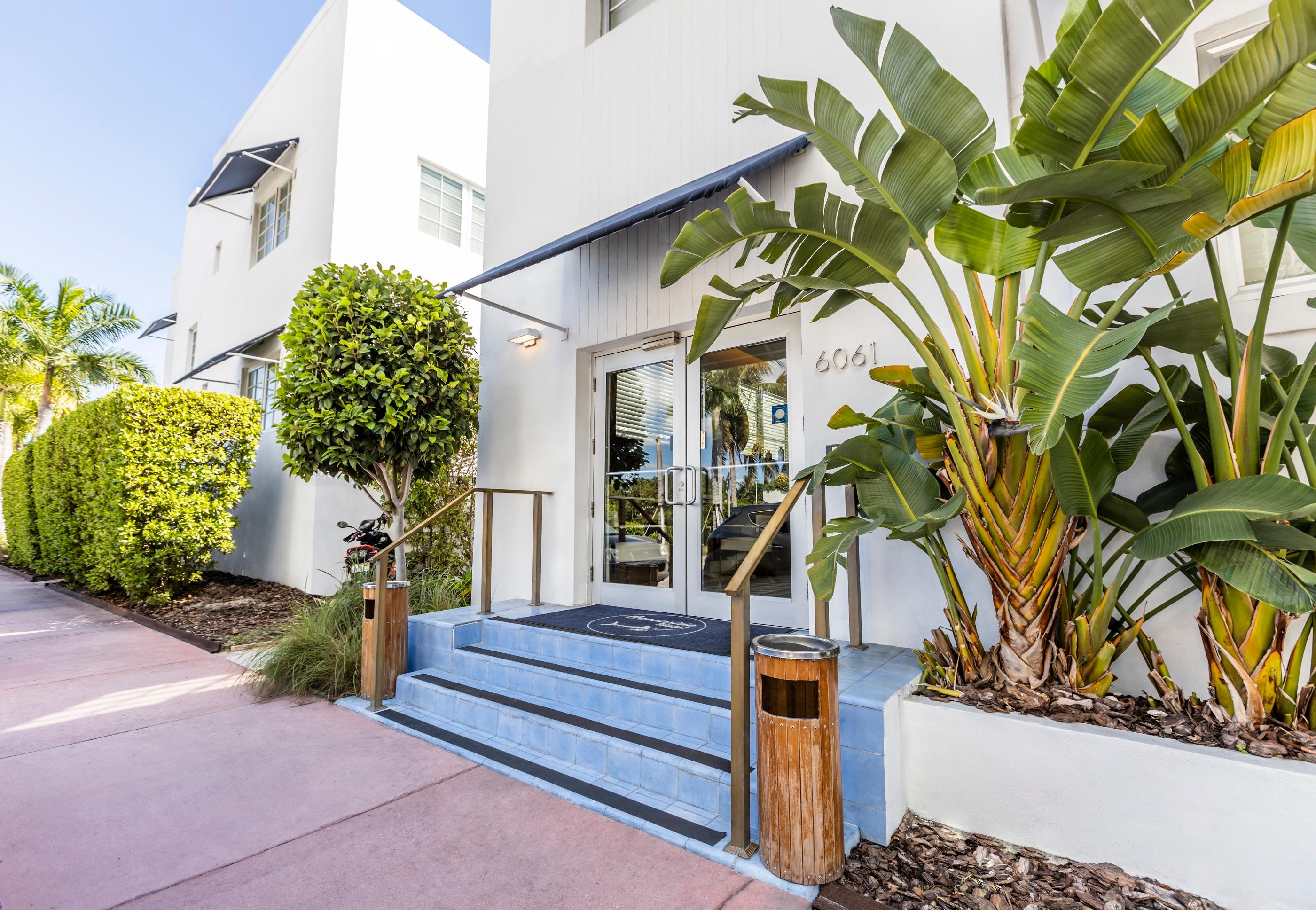 Vista Exterior Oceanside Hotel and Suites
