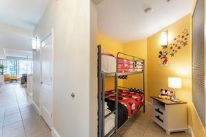 Alojamiento - Lake View Resort, 2 BR, 2 bath, sleeps 8, 2 MI to Disney with pool, balcony, gym