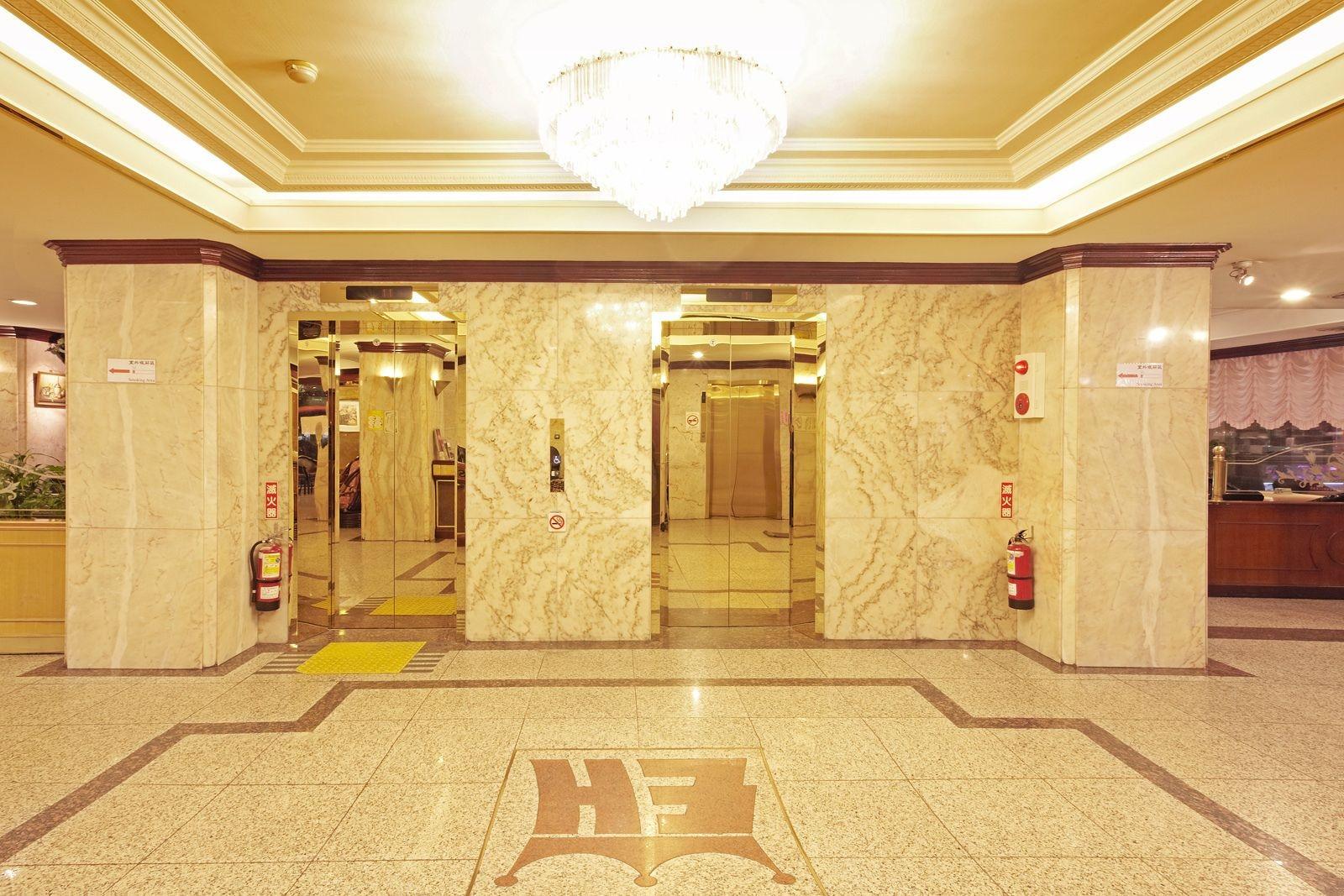 Vista Lobby Emperor Hotel