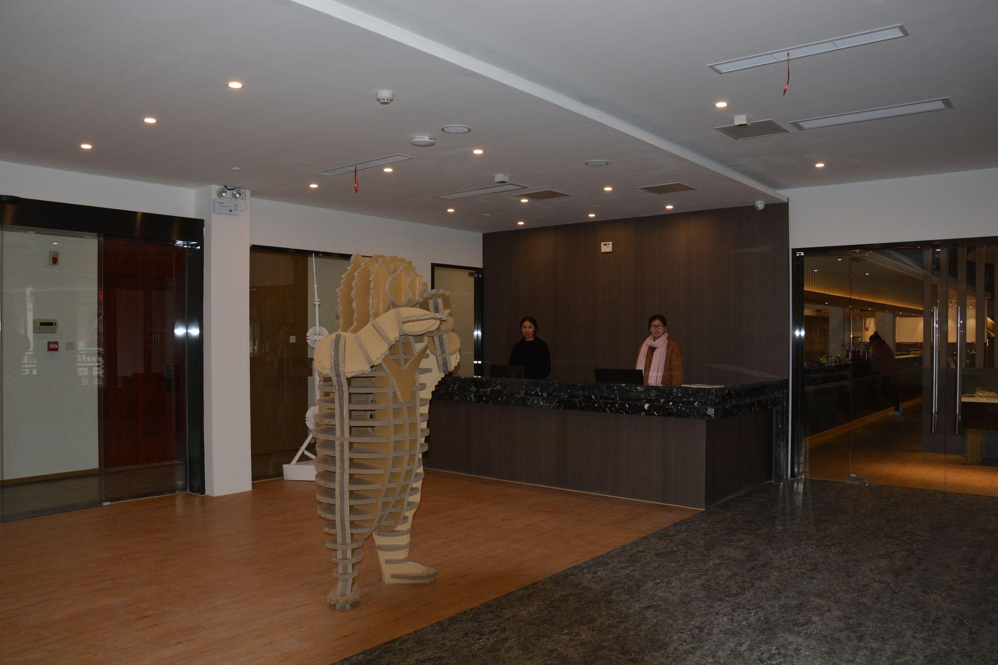 Vista Lobby Carton King Hotel